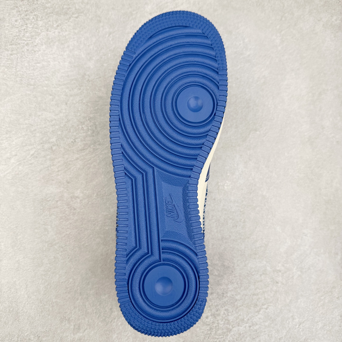 图片[9]-NK Air Force 1´07 Low 空军一号低帮百搭休闲运动板鞋 KK1988-092 柔软、弹性十足的缓震性能和出色的中底设计 横跨复古与现代的外型结合 造就出风靡全球 三十多年的Force 1 直到今天还深受青睐 实拍调校N版已经零色差零失真 百分百还原实物色彩所见即所得 不存在货不对板色差等低级问题 选购参考实物拍摄 不混卖不参货 只用心做好货严格选品 承诺混一赔十 尺码：36 36.5 37.5 38 38.5 39 40 40.5 41 42 42.5 43 44 44.5 45-选品中心