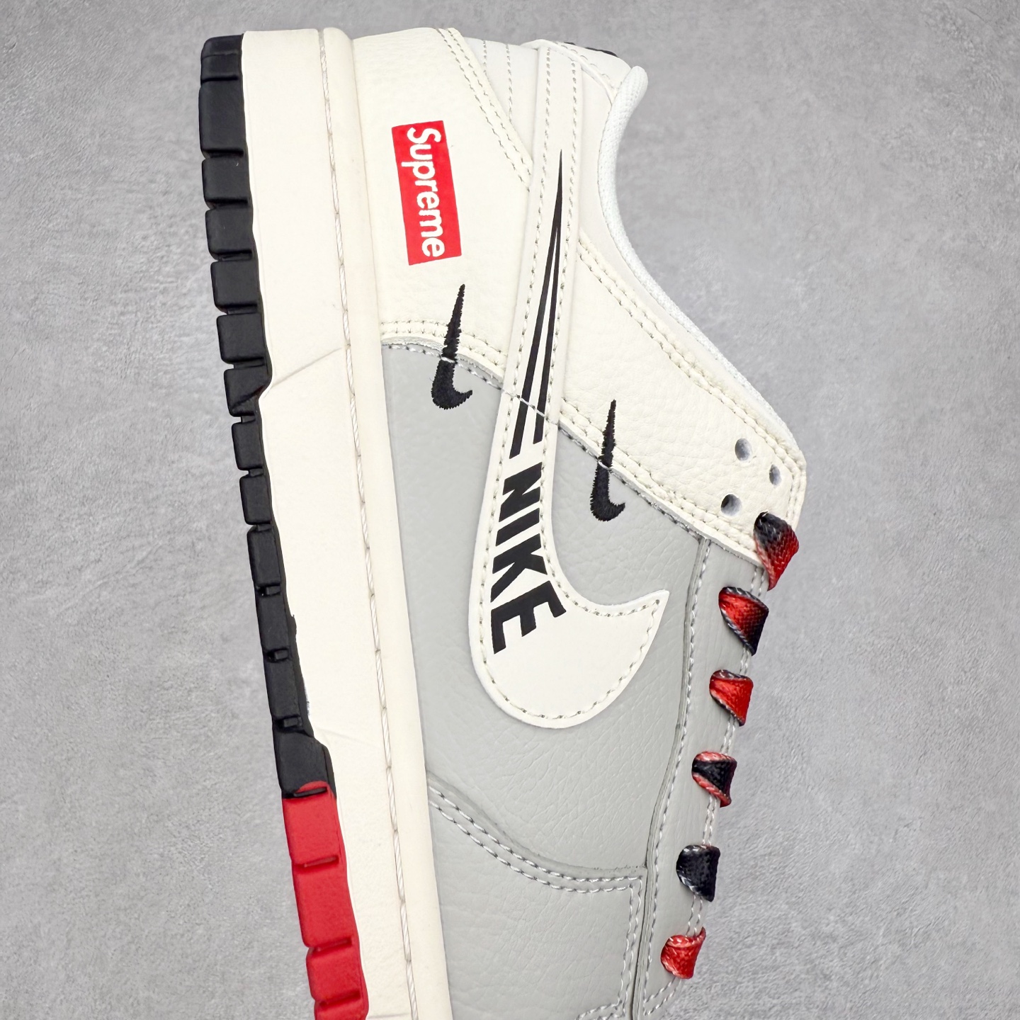 图片[6]-NK Dunk Low 定制配色 QW5836-010 大厂出品 极力推荐 原装头层材料 独家版型蒸餾加工帶來的是更好的视觉和脚感体验大厂纯原品质出货 清洁度 电绣工艺 皮料切割干净无任何毛边 细节完美 实拍调校N版已经零色差零失真 百分百还原实物色彩所见即所得 不存在货不对板色差等低级问题 选购参考实物拍摄 不混卖不参货 只用心做好货严格选品 承诺混一赔十 尺码：36 36.5 37.5 38 38.5 39 40 40.5 41 42 42.5 43 44 44.5 45-选品中心