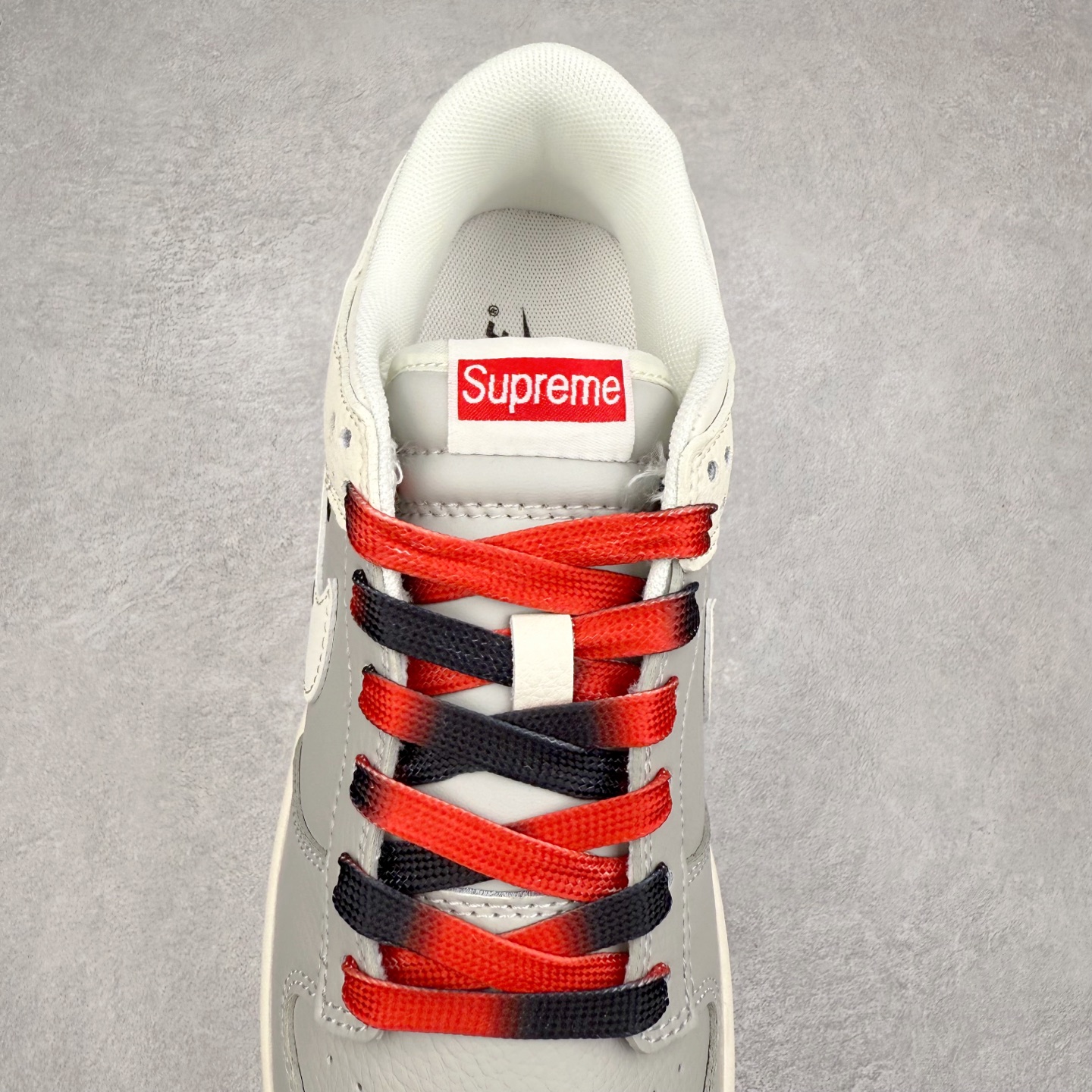 图片[5]-NK Dunk Low 定制配色 QW5836-010 大厂出品 极力推荐 原装头层材料 独家版型蒸餾加工帶來的是更好的视觉和脚感体验大厂纯原品质出货 清洁度 电绣工艺 皮料切割干净无任何毛边 细节完美 实拍调校N版已经零色差零失真 百分百还原实物色彩所见即所得 不存在货不对板色差等低级问题 选购参考实物拍摄 不混卖不参货 只用心做好货严格选品 承诺混一赔十 尺码：36 36.5 37.5 38 38.5 39 40 40.5 41 42 42.5 43 44 44.5 45-选品中心