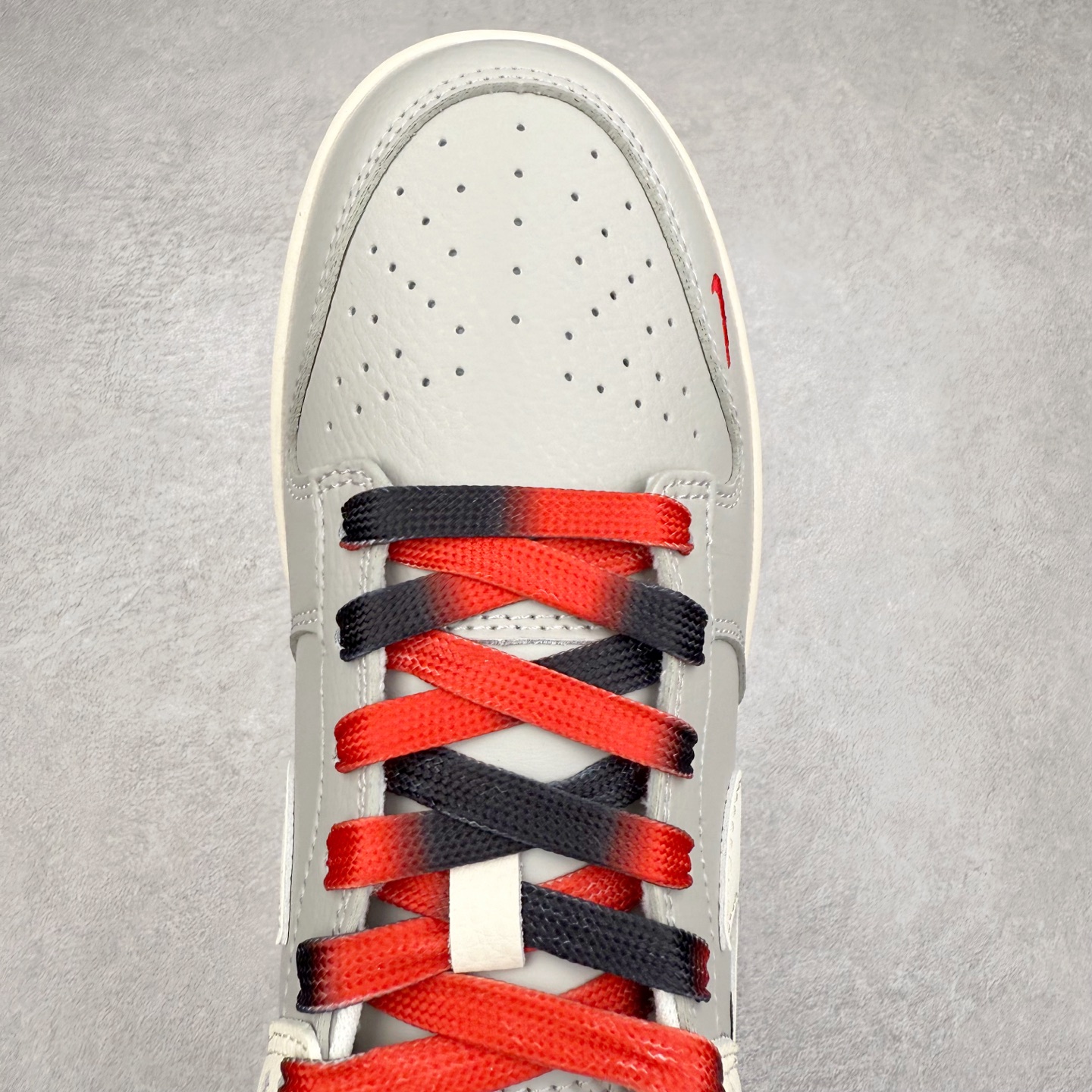 图片[4]-NK Dunk Low 定制配色 QW5836-010 大厂出品 极力推荐 原装头层材料 独家版型蒸餾加工帶來的是更好的视觉和脚感体验大厂纯原品质出货 清洁度 电绣工艺 皮料切割干净无任何毛边 细节完美 实拍调校N版已经零色差零失真 百分百还原实物色彩所见即所得 不存在货不对板色差等低级问题 选购参考实物拍摄 不混卖不参货 只用心做好货严格选品 承诺混一赔十 尺码：36 36.5 37.5 38 38.5 39 40 40.5 41 42 42.5 43 44 44.5 45-选品中心