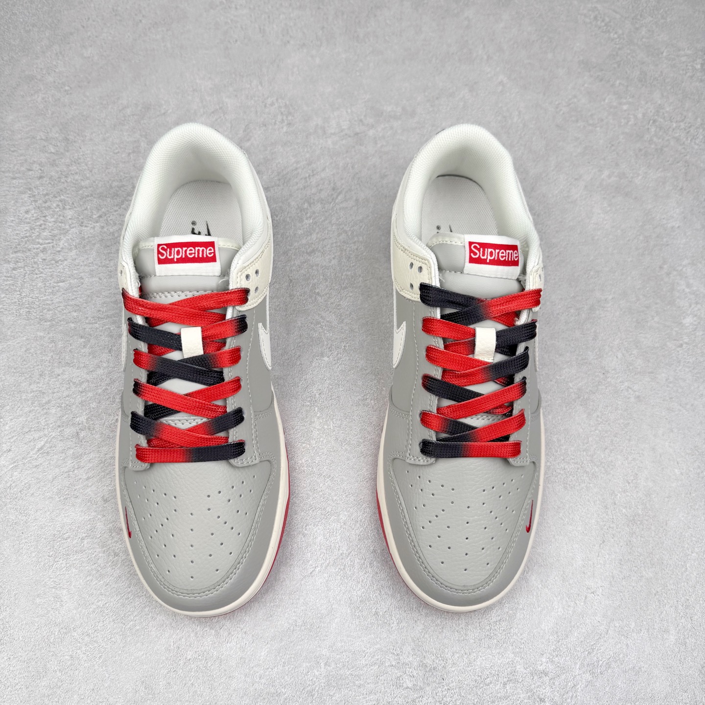 图片[2]-NK Dunk Low 定制配色 QW5836-010 大厂出品 极力推荐 原装头层材料 独家版型蒸餾加工帶來的是更好的视觉和脚感体验大厂纯原品质出货 清洁度 电绣工艺 皮料切割干净无任何毛边 细节完美 实拍调校N版已经零色差零失真 百分百还原实物色彩所见即所得 不存在货不对板色差等低级问题 选购参考实物拍摄 不混卖不参货 只用心做好货严格选品 承诺混一赔十 尺码：36 36.5 37.5 38 38.5 39 40 40.5 41 42 42.5 43 44 44.5 45-选品中心