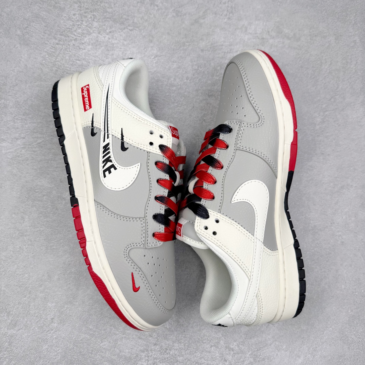 图片[3]-NK Dunk Low 定制配色 QW5836-010 大厂出品 极力推荐 原装头层材料 独家版型蒸餾加工帶來的是更好的视觉和脚感体验大厂纯原品质出货 清洁度 电绣工艺 皮料切割干净无任何毛边 细节完美 实拍调校N版已经零色差零失真 百分百还原实物色彩所见即所得 不存在货不对板色差等低级问题 选购参考实物拍摄 不混卖不参货 只用心做好货严格选品 承诺混一赔十 尺码：36 36.5 37.5 38 38.5 39 40 40.5 41 42 42.5 43 44 44.5 45-选品中心