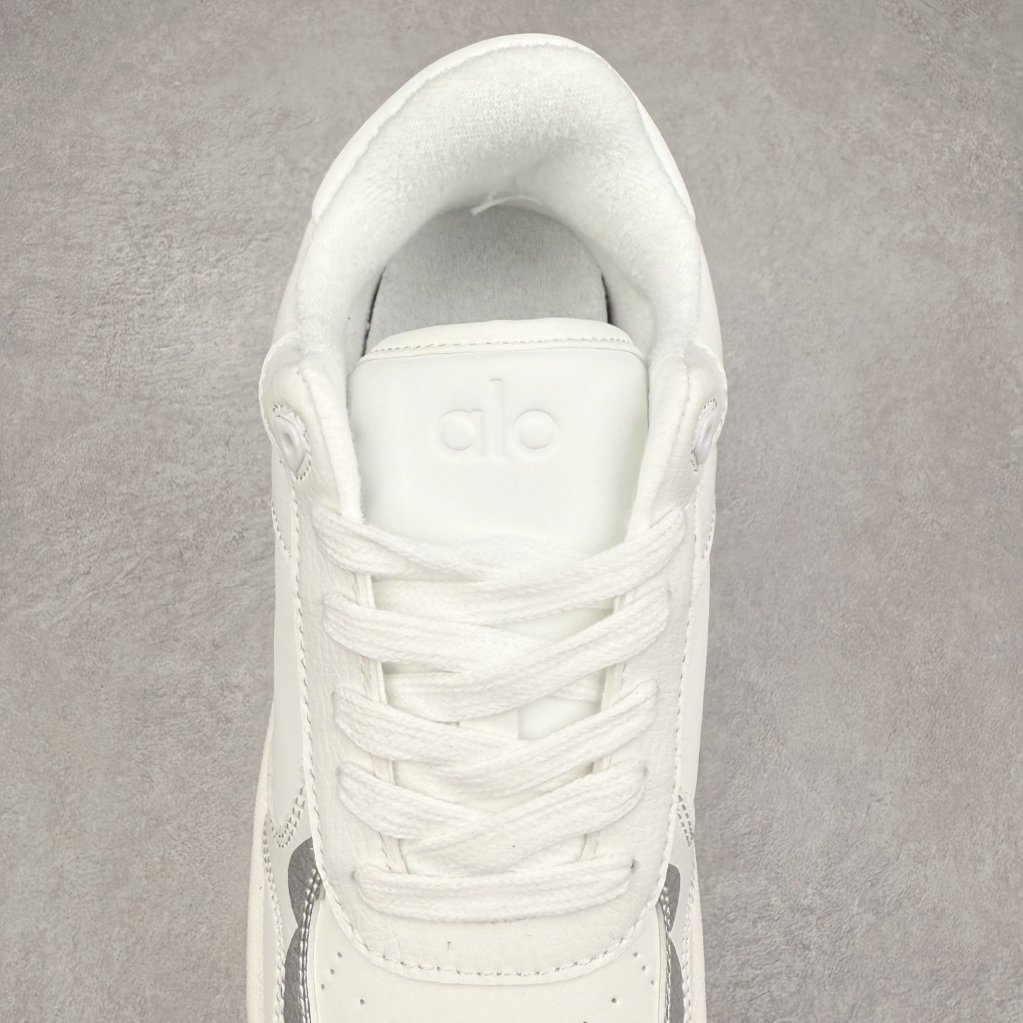 图片[5]-Alo yoga 易梦玲 Jisoo智秀 等多位明星同款上脚 主打各大平台外贸主推大厂采购原材料多处细节一步到位 生产细节 没得说 一款随意搭配的都好看的鞋子aIo采用增高4cm 主打熊猫色 春夏秋冬四季款 舒适简约板鞋 TPU防滑耐磨鞋底 #alo #alo女孩 #AIo #健身穿搭 #鞋子推荐 #板鞋 尺码：35 36 37 38 39 40 41 42 43 44 45-选品中心