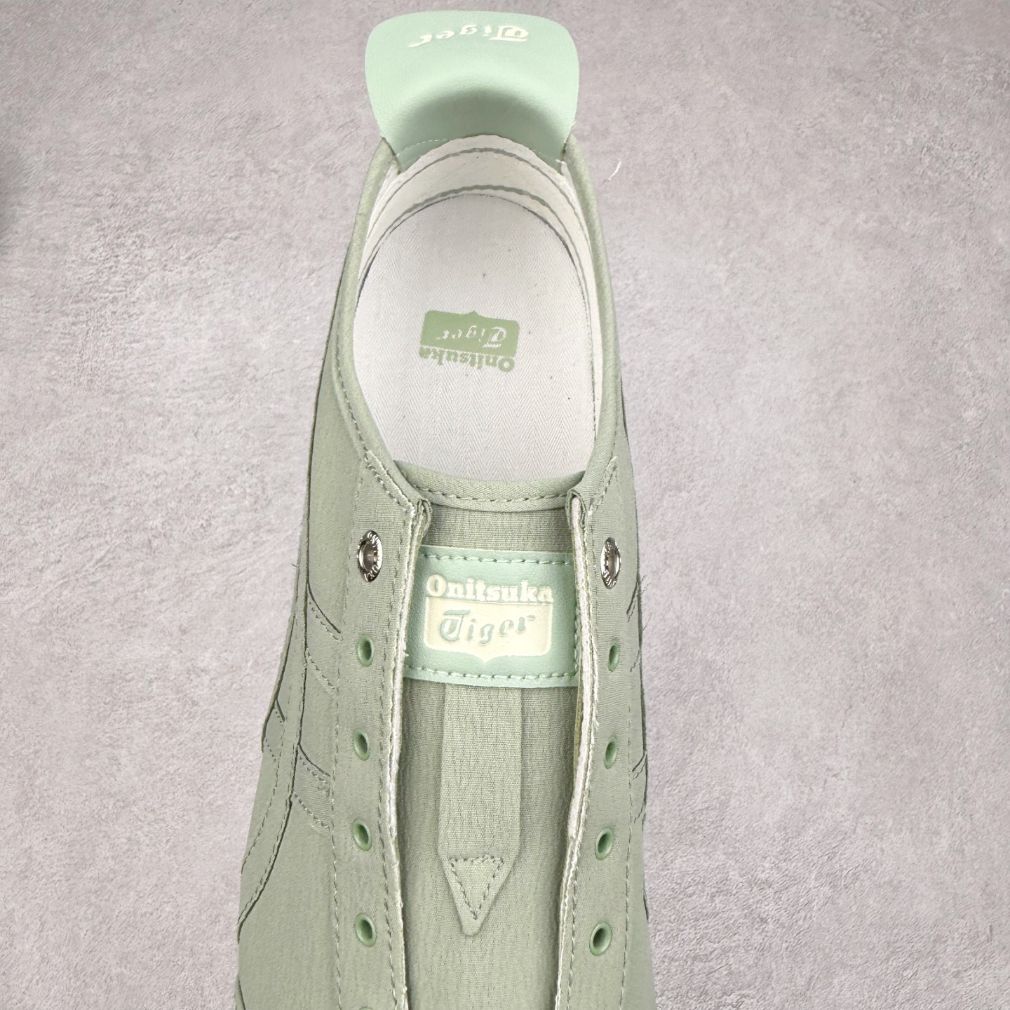 图片[5]-＃C版 Asics Onitsuka Tiger MEXICO 66 亚瑟士鬼冢虎复古经典板鞋 CNY 龙年限定 白红 市场王者选手 海外订单工厂出品 长期生产补货永不断码 超成熟稳定的做工品控 原装全套纸板楦头开发 原汁原味 完美呈现版型 私模正确鞋底咬花纹路 一比一鞋头弧度高度鞋身弧度 绝不口嗨 细节品控鞋型随意秒杀市面 原档咬花纹路私模大底 一个单元有六个三角形 总体形拼接呈现花瓣状 官方四联吊牌 原装Ortholite轻量化鞋垫 原盒原配 质保卡 说明书 钢印防尘纸 纸板中底带钢印 乳胶组合鞋垫 支持全方位的对比专柜 产品从款式颜色造型上体现出追求舒适和细节的完美 鞋类更是推崇手工制作的严谨与完美 融舒适性与可穿性的设计风格 注重细节的完美和别致魅力 既保持稳重 又不失轻松的时尚感 尺码：36 37 37.5 38 39 39.5 40 40.5 41.5 42 42.5 43.5 44 45-选品中心