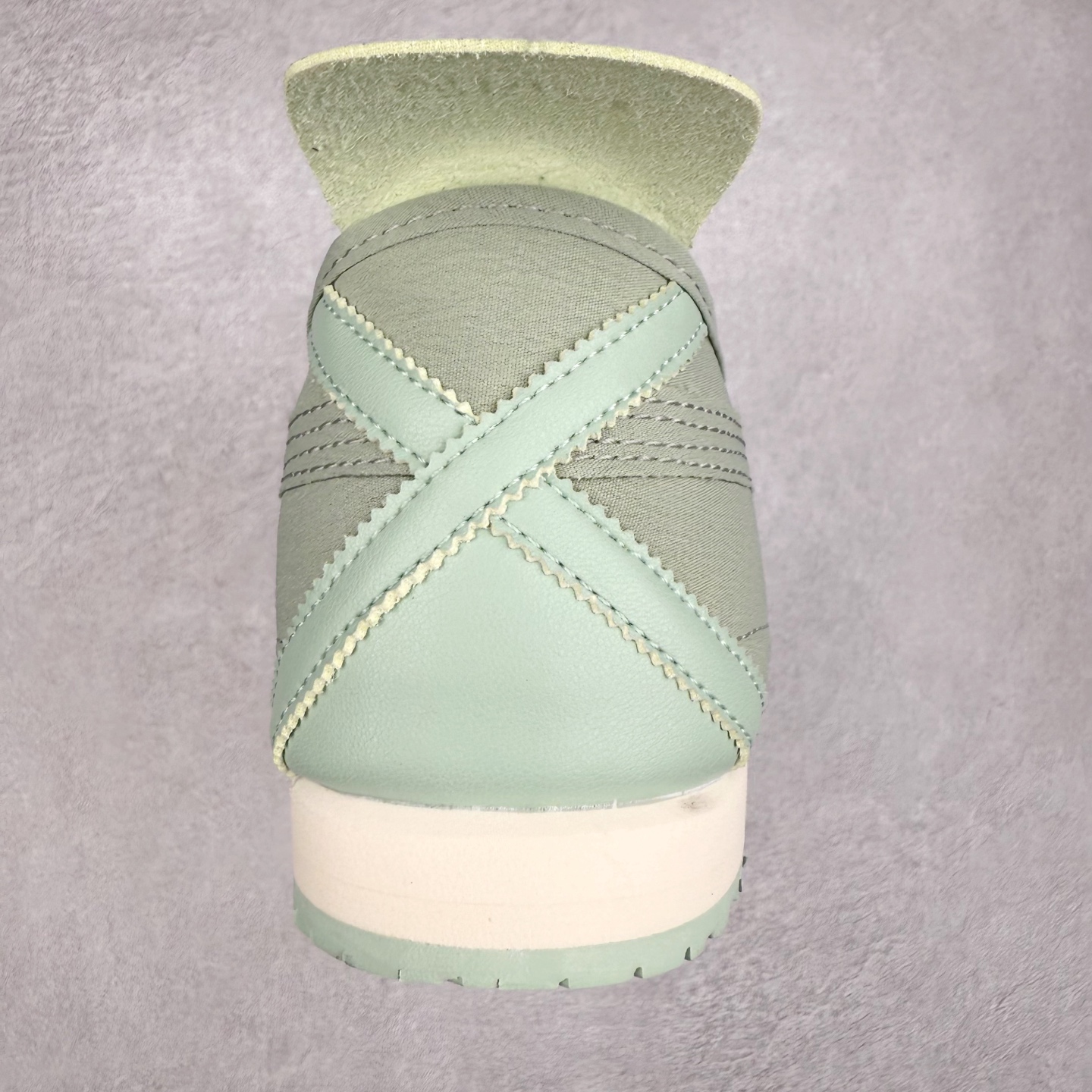 图片[8]-＃C版 Asics Onitsuka Tiger MEXICO 66 亚瑟士鬼冢虎复古经典板鞋 CNY 龙年限定 白红 市场王者选手 海外订单工厂出品 长期生产补货永不断码 超成熟稳定的做工品控 原装全套纸板楦头开发 原汁原味 完美呈现版型 私模正确鞋底咬花纹路 一比一鞋头弧度高度鞋身弧度 绝不口嗨 细节品控鞋型随意秒杀市面 原档咬花纹路私模大底 一个单元有六个三角形 总体形拼接呈现花瓣状 官方四联吊牌 原装Ortholite轻量化鞋垫 原盒原配 质保卡 说明书 钢印防尘纸 纸板中底带钢印 乳胶组合鞋垫 支持全方位的对比专柜 产品从款式颜色造型上体现出追求舒适和细节的完美 鞋类更是推崇手工制作的严谨与完美 融舒适性与可穿性的设计风格 注重细节的完美和别致魅力 既保持稳重 又不失轻松的时尚感 尺码：36 37 37.5 38 39 39.5 40 40.5 41.5 42 42.5 43.5 44 45-选品中心