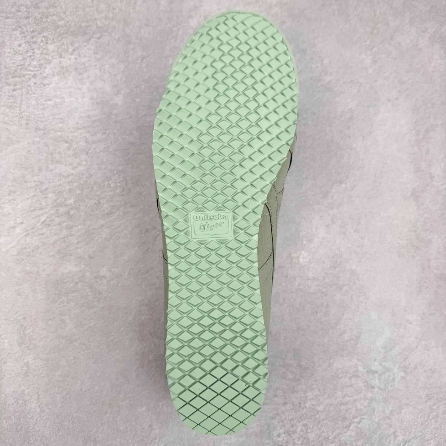 图片[9]-＃C版 Asics Onitsuka Tiger MEXICO 66 亚瑟士鬼冢虎复古经典板鞋 CNY 龙年限定 白红 市场王者选手 海外订单工厂出品 长期生产补货永不断码 超成熟稳定的做工品控 原装全套纸板楦头开发 原汁原味 完美呈现版型 私模正确鞋底咬花纹路 一比一鞋头弧度高度鞋身弧度 绝不口嗨 细节品控鞋型随意秒杀市面 原档咬花纹路私模大底 一个单元有六个三角形 总体形拼接呈现花瓣状 官方四联吊牌 原装Ortholite轻量化鞋垫 原盒原配 质保卡 说明书 钢印防尘纸 纸板中底带钢印 乳胶组合鞋垫 支持全方位的对比专柜 产品从款式颜色造型上体现出追求舒适和细节的完美 鞋类更是推崇手工制作的严谨与完美 融舒适性与可穿性的设计风格 注重细节的完美和别致魅力 既保持稳重 又不失轻松的时尚感 尺码：36 37 37.5 38 39 39.5 40 40.5 41.5 42 42.5 43.5 44 45-选品中心