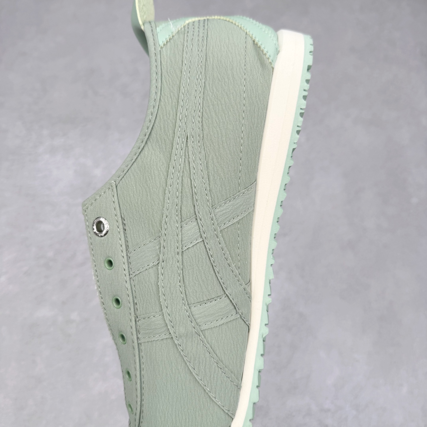 图片[7]-＃C版 Asics Onitsuka Tiger MEXICO 66 亚瑟士鬼冢虎复古经典板鞋 CNY 龙年限定 白红 市场王者选手 海外订单工厂出品 长期生产补货永不断码 超成熟稳定的做工品控 原装全套纸板楦头开发 原汁原味 完美呈现版型 私模正确鞋底咬花纹路 一比一鞋头弧度高度鞋身弧度 绝不口嗨 细节品控鞋型随意秒杀市面 原档咬花纹路私模大底 一个单元有六个三角形 总体形拼接呈现花瓣状 官方四联吊牌 原装Ortholite轻量化鞋垫 原盒原配 质保卡 说明书 钢印防尘纸 纸板中底带钢印 乳胶组合鞋垫 支持全方位的对比专柜 产品从款式颜色造型上体现出追求舒适和细节的完美 鞋类更是推崇手工制作的严谨与完美 融舒适性与可穿性的设计风格 注重细节的完美和别致魅力 既保持稳重 又不失轻松的时尚感 尺码：36 37 37.5 38 39 39.5 40 40.5 41.5 42 42.5 43.5 44 45-选品中心