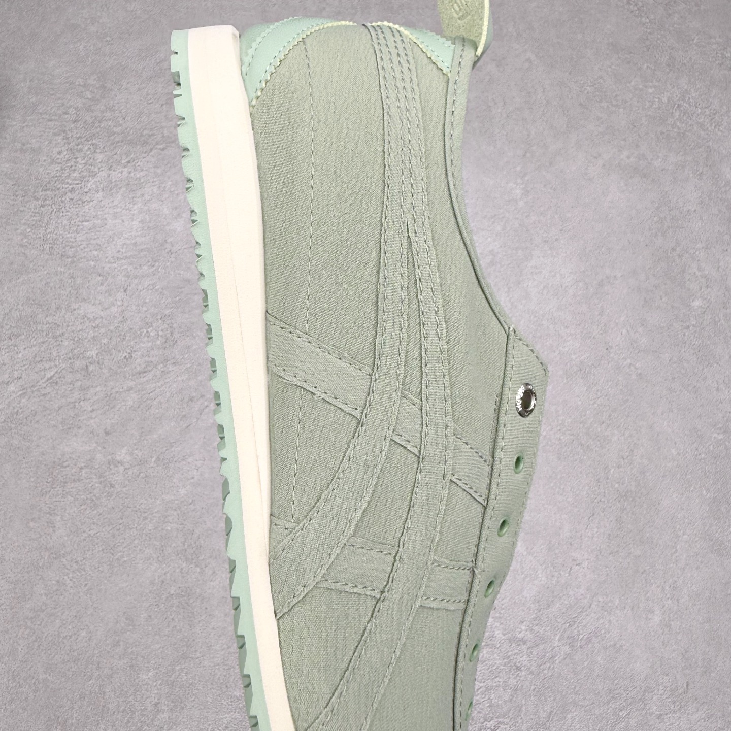 图片[6]-＃C版 Asics Onitsuka Tiger MEXICO 66 亚瑟士鬼冢虎复古经典板鞋 CNY 龙年限定 白红 市场王者选手 海外订单工厂出品 长期生产补货永不断码 超成熟稳定的做工品控 原装全套纸板楦头开发 原汁原味 完美呈现版型 私模正确鞋底咬花纹路 一比一鞋头弧度高度鞋身弧度 绝不口嗨 细节品控鞋型随意秒杀市面 原档咬花纹路私模大底 一个单元有六个三角形 总体形拼接呈现花瓣状 官方四联吊牌 原装Ortholite轻量化鞋垫 原盒原配 质保卡 说明书 钢印防尘纸 纸板中底带钢印 乳胶组合鞋垫 支持全方位的对比专柜 产品从款式颜色造型上体现出追求舒适和细节的完美 鞋类更是推崇手工制作的严谨与完美 融舒适性与可穿性的设计风格 注重细节的完美和别致魅力 既保持稳重 又不失轻松的时尚感 尺码：36 37 37.5 38 39 39.5 40 40.5 41.5 42 42.5 43.5 44 45-选品中心