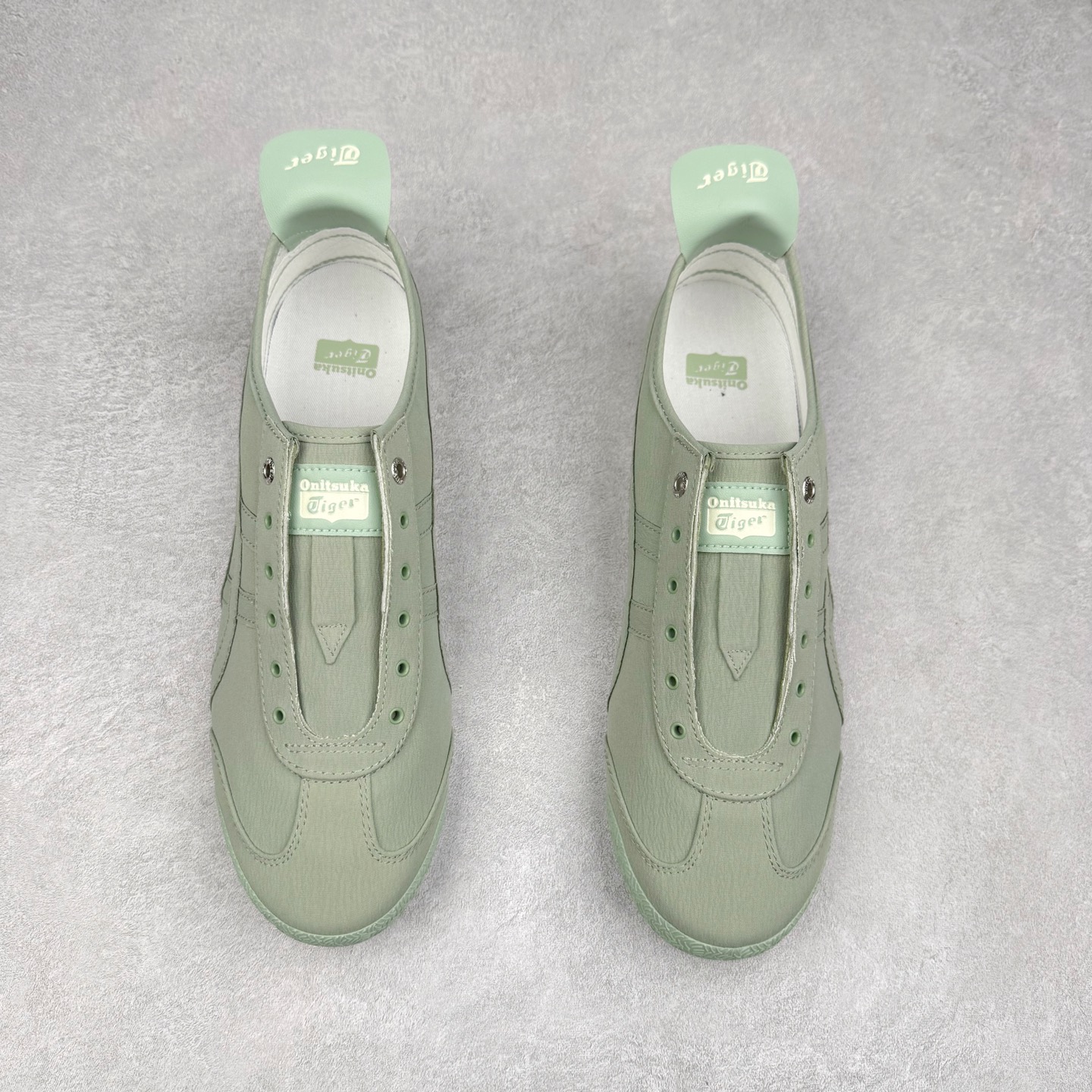 图片[2]-＃C版 Asics Onitsuka Tiger MEXICO 66 亚瑟士鬼冢虎复古经典板鞋 CNY 龙年限定 白红 市场王者选手 海外订单工厂出品 长期生产补货永不断码 超成熟稳定的做工品控 原装全套纸板楦头开发 原汁原味 完美呈现版型 私模正确鞋底咬花纹路 一比一鞋头弧度高度鞋身弧度 绝不口嗨 细节品控鞋型随意秒杀市面 原档咬花纹路私模大底 一个单元有六个三角形 总体形拼接呈现花瓣状 官方四联吊牌 原装Ortholite轻量化鞋垫 原盒原配 质保卡 说明书 钢印防尘纸 纸板中底带钢印 乳胶组合鞋垫 支持全方位的对比专柜 产品从款式颜色造型上体现出追求舒适和细节的完美 鞋类更是推崇手工制作的严谨与完美 融舒适性与可穿性的设计风格 注重细节的完美和别致魅力 既保持稳重 又不失轻松的时尚感 尺码：36 37 37.5 38 39 39.5 40 40.5 41.5 42 42.5 43.5 44 45-选品中心