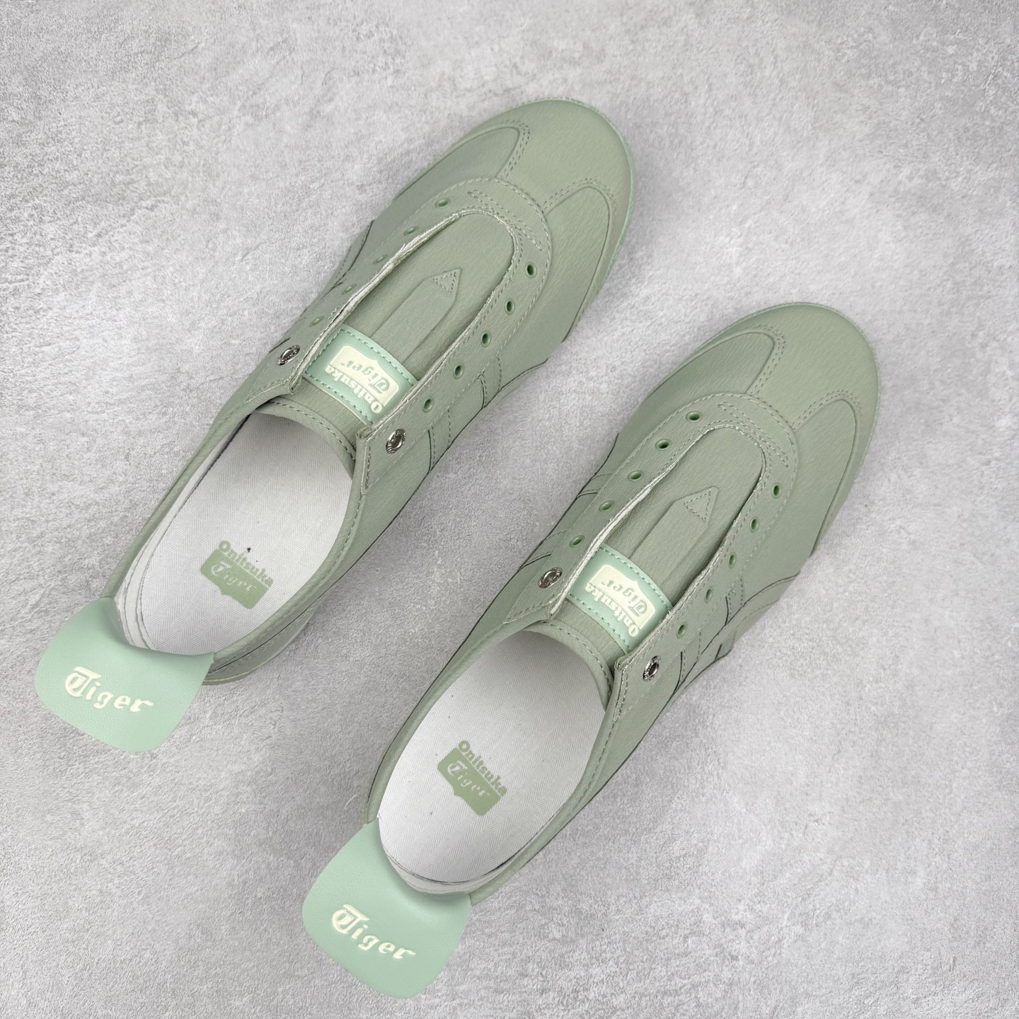 图片[3]-＃C版 Asics Onitsuka Tiger MEXICO 66 亚瑟士鬼冢虎复古经典板鞋 CNY 龙年限定 白红 市场王者选手 海外订单工厂出品 长期生产补货永不断码 超成熟稳定的做工品控 原装全套纸板楦头开发 原汁原味 完美呈现版型 私模正确鞋底咬花纹路 一比一鞋头弧度高度鞋身弧度 绝不口嗨 细节品控鞋型随意秒杀市面 原档咬花纹路私模大底 一个单元有六个三角形 总体形拼接呈现花瓣状 官方四联吊牌 原装Ortholite轻量化鞋垫 原盒原配 质保卡 说明书 钢印防尘纸 纸板中底带钢印 乳胶组合鞋垫 支持全方位的对比专柜 产品从款式颜色造型上体现出追求舒适和细节的完美 鞋类更是推崇手工制作的严谨与完美 融舒适性与可穿性的设计风格 注重细节的完美和别致魅力 既保持稳重 又不失轻松的时尚感 尺码：36 37 37.5 38 39 39.5 40 40.5 41.5 42 42.5 43.5 44 45-选品中心