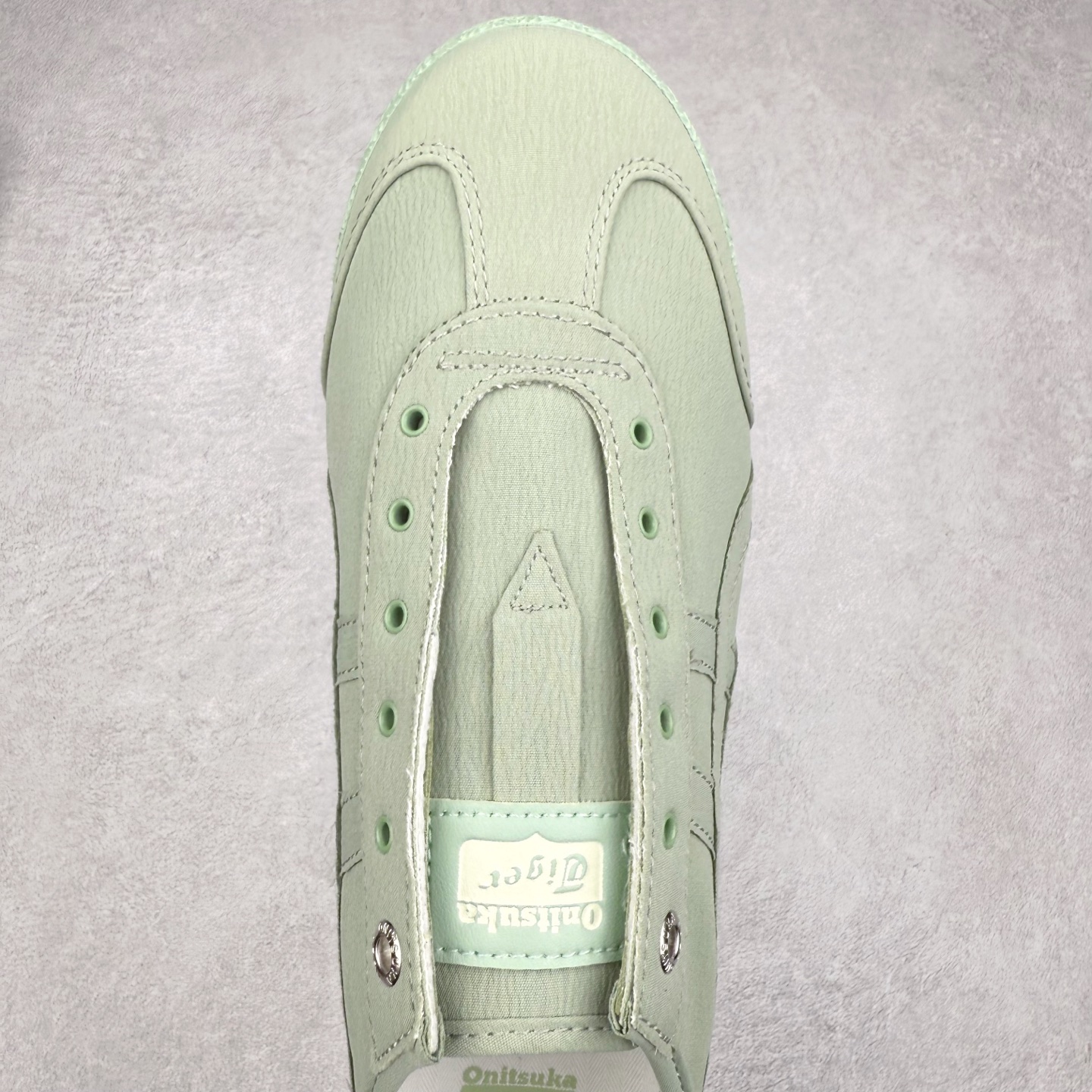 图片[4]-＃C版 Asics Onitsuka Tiger MEXICO 66 亚瑟士鬼冢虎复古经典板鞋 CNY 龙年限定 白红 市场王者选手 海外订单工厂出品 长期生产补货永不断码 超成熟稳定的做工品控 原装全套纸板楦头开发 原汁原味 完美呈现版型 私模正确鞋底咬花纹路 一比一鞋头弧度高度鞋身弧度 绝不口嗨 细节品控鞋型随意秒杀市面 原档咬花纹路私模大底 一个单元有六个三角形 总体形拼接呈现花瓣状 官方四联吊牌 原装Ortholite轻量化鞋垫 原盒原配 质保卡 说明书 钢印防尘纸 纸板中底带钢印 乳胶组合鞋垫 支持全方位的对比专柜 产品从款式颜色造型上体现出追求舒适和细节的完美 鞋类更是推崇手工制作的严谨与完美 融舒适性与可穿性的设计风格 注重细节的完美和别致魅力 既保持稳重 又不失轻松的时尚感 尺码：36 37 37.5 38 39 39.5 40 40.5 41.5 42 42.5 43.5 44 45-选品中心