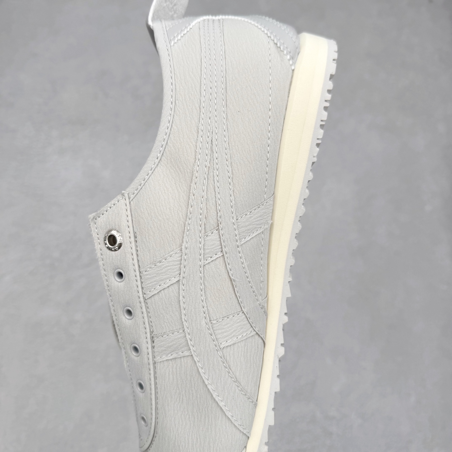 图片[7]-＃C版 Asics Onitsuka Tiger MEXICO 66 亚瑟士鬼冢虎复古经典板鞋 CNY 龙年限定 白红 市场王者选手 海外订单工厂出品 长期生产补货永不断码 超成熟稳定的做工品控 原装全套纸板楦头开发 原汁原味 完美呈现版型 私模正确鞋底咬花纹路 一比一鞋头弧度高度鞋身弧度 绝不口嗨 细节品控鞋型随意秒杀市面 原档咬花纹路私模大底 一个单元有六个三角形 总体形拼接呈现花瓣状 官方四联吊牌 原装Ortholite轻量化鞋垫 原盒原配 质保卡 说明书 钢印防尘纸 纸板中底带钢印 乳胶组合鞋垫 支持全方位的对比专柜 产品从款式颜色造型上体现出追求舒适和细节的完美 鞋类更是推崇手工制作的严谨与完美 融舒适性与可穿性的设计风格 注重细节的完美和别致魅力 既保持稳重 又不失轻松的时尚感 尺码：36 37 37.5 38 39 39.5 40 40.5 41.5 42 42.5 43.5 44 45-选品中心