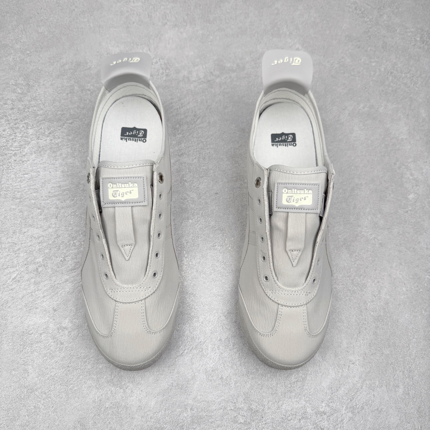 图片[2]-＃C版 Asics Onitsuka Tiger MEXICO 66 亚瑟士鬼冢虎复古经典板鞋 CNY 龙年限定 白红 市场王者选手 海外订单工厂出品 长期生产补货永不断码 超成熟稳定的做工品控 原装全套纸板楦头开发 原汁原味 完美呈现版型 私模正确鞋底咬花纹路 一比一鞋头弧度高度鞋身弧度 绝不口嗨 细节品控鞋型随意秒杀市面 原档咬花纹路私模大底 一个单元有六个三角形 总体形拼接呈现花瓣状 官方四联吊牌 原装Ortholite轻量化鞋垫 原盒原配 质保卡 说明书 钢印防尘纸 纸板中底带钢印 乳胶组合鞋垫 支持全方位的对比专柜 产品从款式颜色造型上体现出追求舒适和细节的完美 鞋类更是推崇手工制作的严谨与完美 融舒适性与可穿性的设计风格 注重细节的完美和别致魅力 既保持稳重 又不失轻松的时尚感 尺码：36 37 37.5 38 39 39.5 40 40.5 41.5 42 42.5 43.5 44 45-选品中心