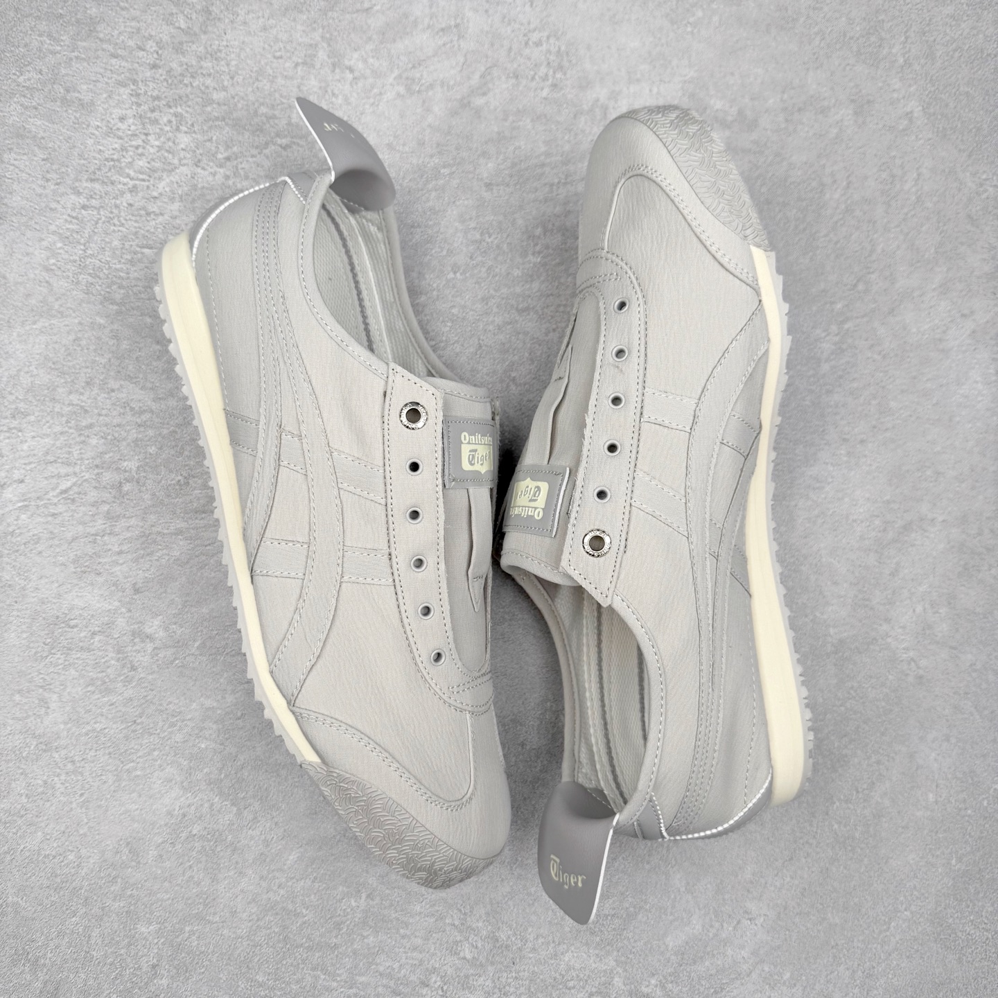 图片[3]-＃C版 Asics Onitsuka Tiger MEXICO 66 亚瑟士鬼冢虎复古经典板鞋 CNY 龙年限定 白红 市场王者选手 海外订单工厂出品 长期生产补货永不断码 超成熟稳定的做工品控 原装全套纸板楦头开发 原汁原味 完美呈现版型 私模正确鞋底咬花纹路 一比一鞋头弧度高度鞋身弧度 绝不口嗨 细节品控鞋型随意秒杀市面 原档咬花纹路私模大底 一个单元有六个三角形 总体形拼接呈现花瓣状 官方四联吊牌 原装Ortholite轻量化鞋垫 原盒原配 质保卡 说明书 钢印防尘纸 纸板中底带钢印 乳胶组合鞋垫 支持全方位的对比专柜 产品从款式颜色造型上体现出追求舒适和细节的完美 鞋类更是推崇手工制作的严谨与完美 融舒适性与可穿性的设计风格 注重细节的完美和别致魅力 既保持稳重 又不失轻松的时尚感 尺码：36 37 37.5 38 39 39.5 40 40.5 41.5 42 42.5 43.5 44 45-选品中心