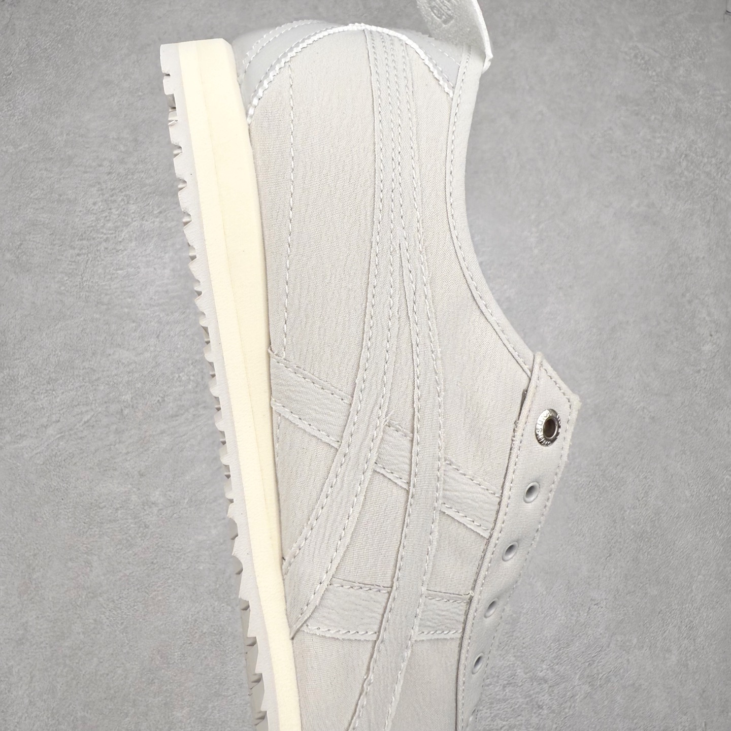 图片[6]-＃C版 Asics Onitsuka Tiger MEXICO 66 亚瑟士鬼冢虎复古经典板鞋 CNY 龙年限定 白红 市场王者选手 海外订单工厂出品 长期生产补货永不断码 超成熟稳定的做工品控 原装全套纸板楦头开发 原汁原味 完美呈现版型 私模正确鞋底咬花纹路 一比一鞋头弧度高度鞋身弧度 绝不口嗨 细节品控鞋型随意秒杀市面 原档咬花纹路私模大底 一个单元有六个三角形 总体形拼接呈现花瓣状 官方四联吊牌 原装Ortholite轻量化鞋垫 原盒原配 质保卡 说明书 钢印防尘纸 纸板中底带钢印 乳胶组合鞋垫 支持全方位的对比专柜 产品从款式颜色造型上体现出追求舒适和细节的完美 鞋类更是推崇手工制作的严谨与完美 融舒适性与可穿性的设计风格 注重细节的完美和别致魅力 既保持稳重 又不失轻松的时尚感 尺码：36 37 37.5 38 39 39.5 40 40.5 41.5 42 42.5 43.5 44 45-选品中心