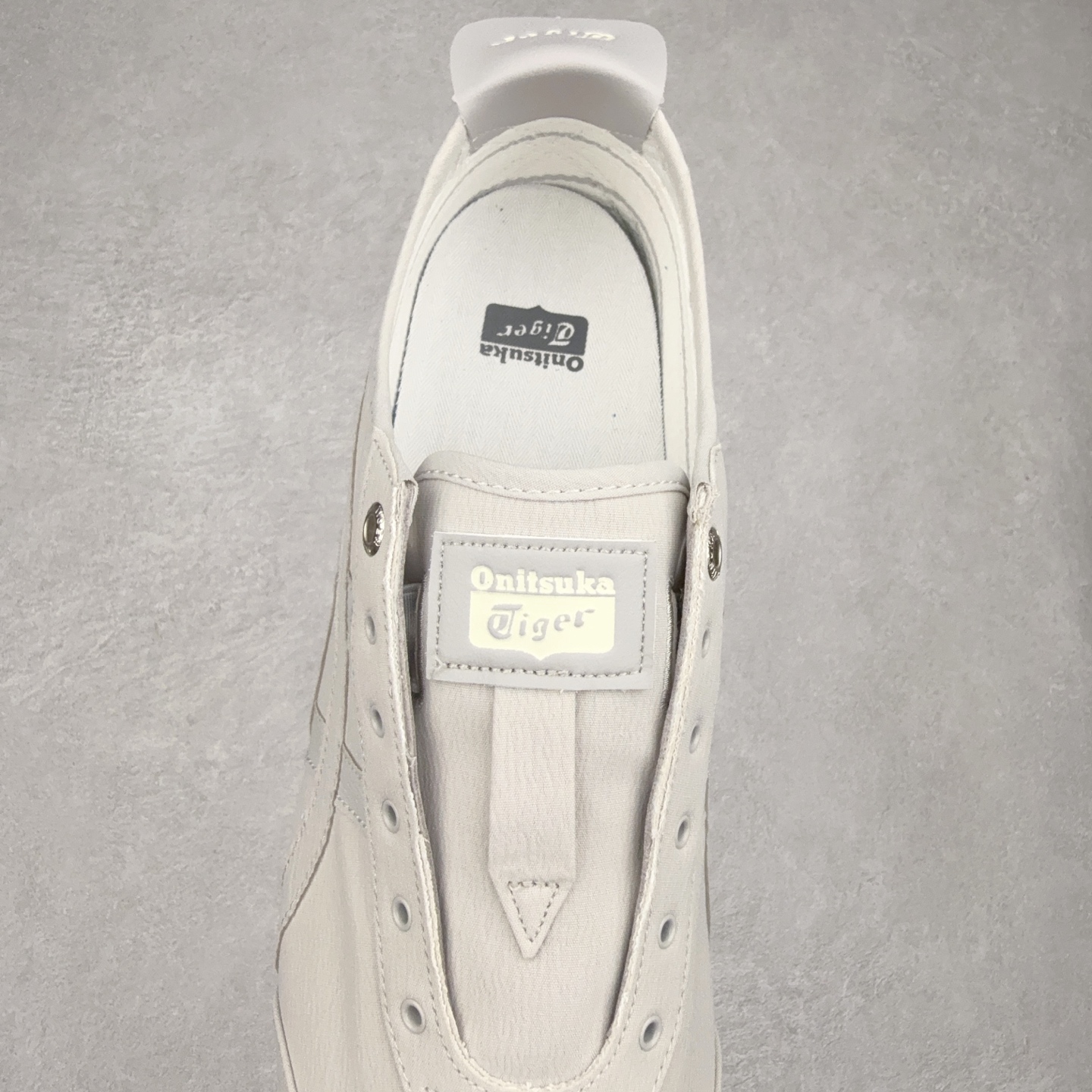 图片[5]-＃C版 Asics Onitsuka Tiger MEXICO 66 亚瑟士鬼冢虎复古经典板鞋 CNY 龙年限定 白红 市场王者选手 海外订单工厂出品 长期生产补货永不断码 超成熟稳定的做工品控 原装全套纸板楦头开发 原汁原味 完美呈现版型 私模正确鞋底咬花纹路 一比一鞋头弧度高度鞋身弧度 绝不口嗨 细节品控鞋型随意秒杀市面 原档咬花纹路私模大底 一个单元有六个三角形 总体形拼接呈现花瓣状 官方四联吊牌 原装Ortholite轻量化鞋垫 原盒原配 质保卡 说明书 钢印防尘纸 纸板中底带钢印 乳胶组合鞋垫 支持全方位的对比专柜 产品从款式颜色造型上体现出追求舒适和细节的完美 鞋类更是推崇手工制作的严谨与完美 融舒适性与可穿性的设计风格 注重细节的完美和别致魅力 既保持稳重 又不失轻松的时尚感 尺码：36 37 37.5 38 39 39.5 40 40.5 41.5 42 42.5 43.5 44 45-选品中心