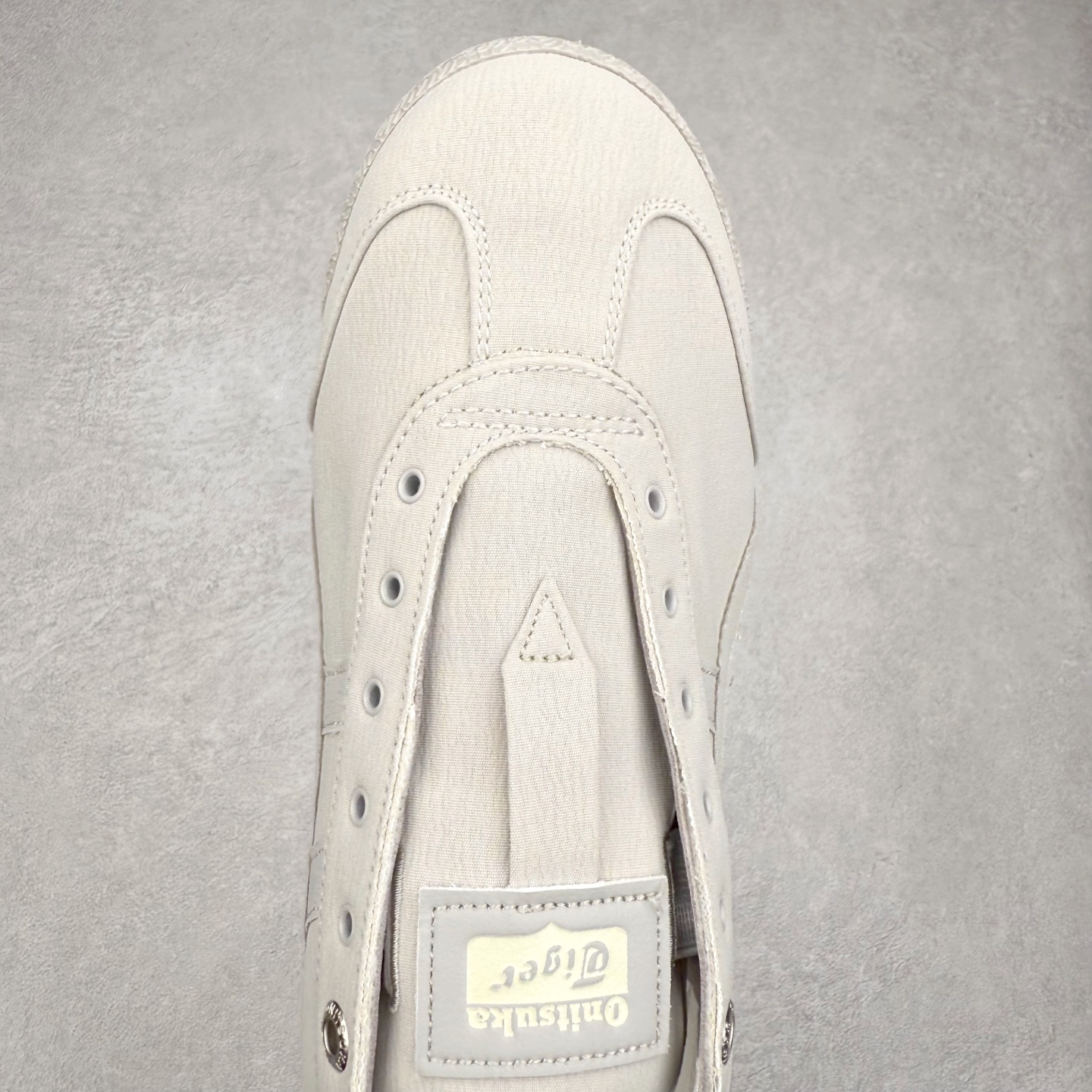 图片[4]-＃C版 Asics Onitsuka Tiger MEXICO 66 亚瑟士鬼冢虎复古经典板鞋 CNY 龙年限定 白红 市场王者选手 海外订单工厂出品 长期生产补货永不断码 超成熟稳定的做工品控 原装全套纸板楦头开发 原汁原味 完美呈现版型 私模正确鞋底咬花纹路 一比一鞋头弧度高度鞋身弧度 绝不口嗨 细节品控鞋型随意秒杀市面 原档咬花纹路私模大底 一个单元有六个三角形 总体形拼接呈现花瓣状 官方四联吊牌 原装Ortholite轻量化鞋垫 原盒原配 质保卡 说明书 钢印防尘纸 纸板中底带钢印 乳胶组合鞋垫 支持全方位的对比专柜 产品从款式颜色造型上体现出追求舒适和细节的完美 鞋类更是推崇手工制作的严谨与完美 融舒适性与可穿性的设计风格 注重细节的完美和别致魅力 既保持稳重 又不失轻松的时尚感 尺码：36 37 37.5 38 39 39.5 40 40.5 41.5 42 42.5 43.5 44 45-选品中心