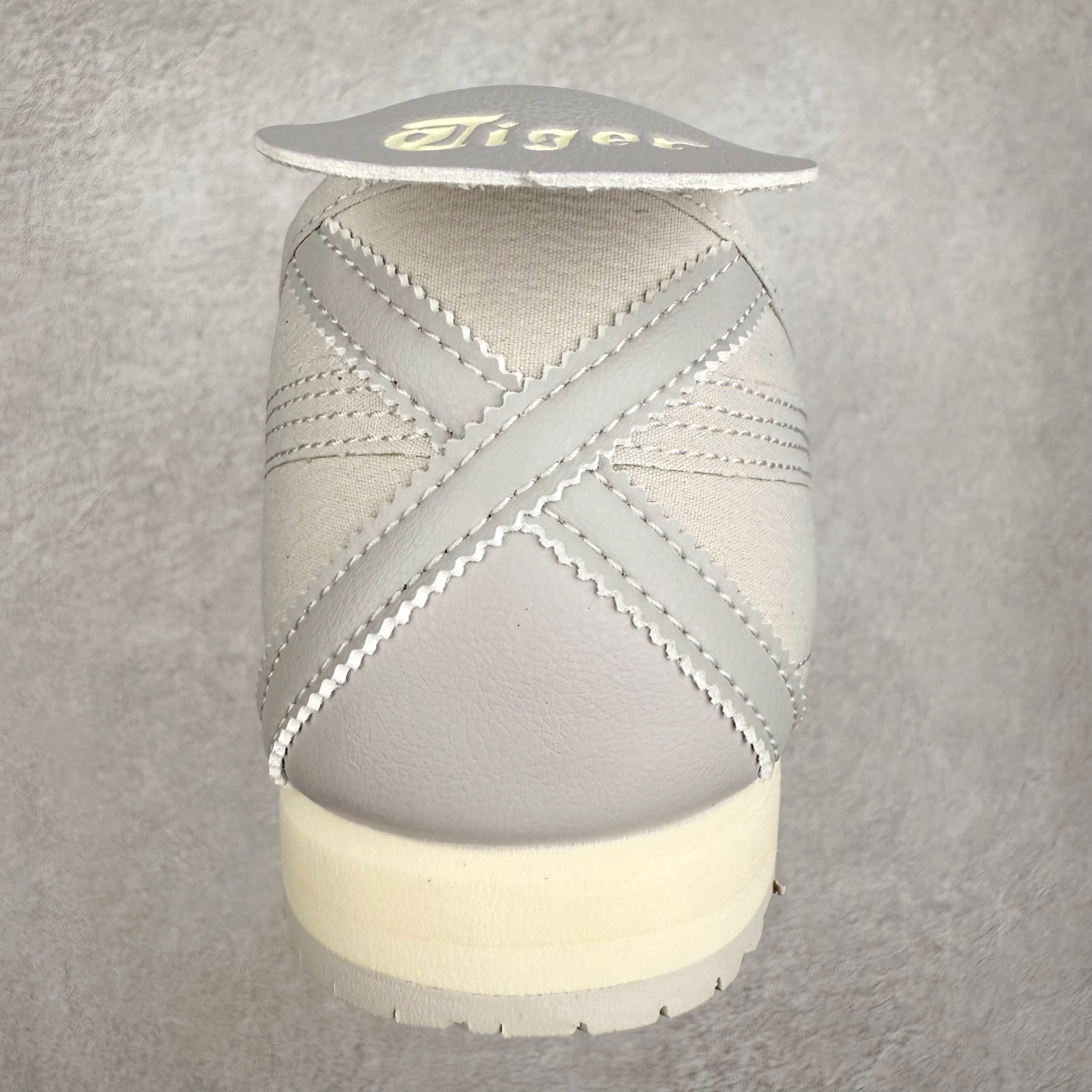 图片[8]-＃C版 Asics Onitsuka Tiger MEXICO 66 亚瑟士鬼冢虎复古经典板鞋 CNY 龙年限定 白红 市场王者选手 海外订单工厂出品 长期生产补货永不断码 超成熟稳定的做工品控 原装全套纸板楦头开发 原汁原味 完美呈现版型 私模正确鞋底咬花纹路 一比一鞋头弧度高度鞋身弧度 绝不口嗨 细节品控鞋型随意秒杀市面 原档咬花纹路私模大底 一个单元有六个三角形 总体形拼接呈现花瓣状 官方四联吊牌 原装Ortholite轻量化鞋垫 原盒原配 质保卡 说明书 钢印防尘纸 纸板中底带钢印 乳胶组合鞋垫 支持全方位的对比专柜 产品从款式颜色造型上体现出追求舒适和细节的完美 鞋类更是推崇手工制作的严谨与完美 融舒适性与可穿性的设计风格 注重细节的完美和别致魅力 既保持稳重 又不失轻松的时尚感 尺码：36 37 37.5 38 39 39.5 40 40.5 41.5 42 42.5 43.5 44 45-选品中心