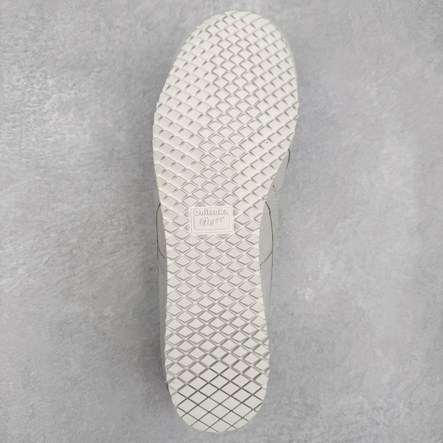 图片[9]-＃C版 Asics Onitsuka Tiger MEXICO 66 亚瑟士鬼冢虎复古经典板鞋 CNY 龙年限定 白红 市场王者选手 海外订单工厂出品 长期生产补货永不断码 超成熟稳定的做工品控 原装全套纸板楦头开发 原汁原味 完美呈现版型 私模正确鞋底咬花纹路 一比一鞋头弧度高度鞋身弧度 绝不口嗨 细节品控鞋型随意秒杀市面 原档咬花纹路私模大底 一个单元有六个三角形 总体形拼接呈现花瓣状 官方四联吊牌 原装Ortholite轻量化鞋垫 原盒原配 质保卡 说明书 钢印防尘纸 纸板中底带钢印 乳胶组合鞋垫 支持全方位的对比专柜 产品从款式颜色造型上体现出追求舒适和细节的完美 鞋类更是推崇手工制作的严谨与完美 融舒适性与可穿性的设计风格 注重细节的完美和别致魅力 既保持稳重 又不失轻松的时尚感 尺码：36 37 37.5 38 39 39.5 40 40.5 41.5 42 42.5 43.5 44 45-选品中心