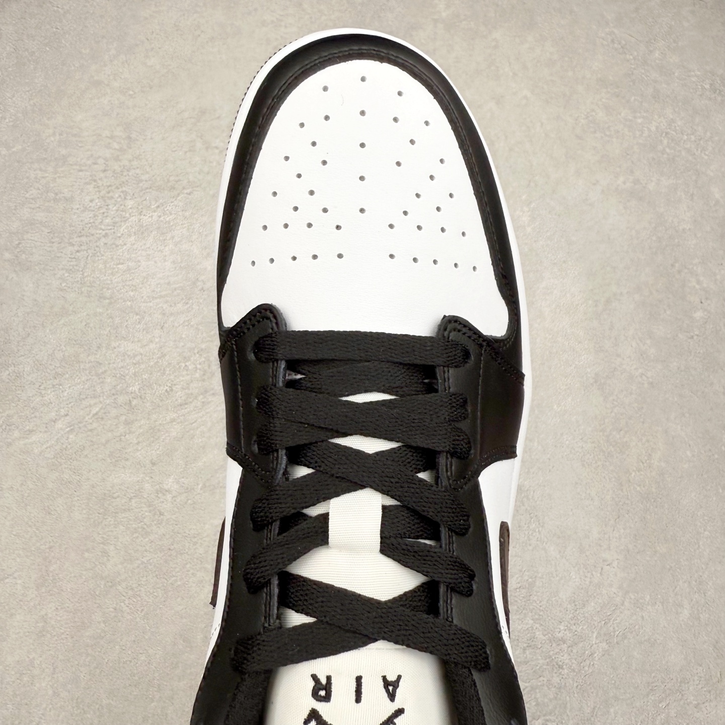 图片[4]-＃K版 Air Jordan AJ1 Low 低帮 白黑棕 IO3393-010 全新流水线出品 DT版本唯一平替选择 市场第二梯队最强版 全部原鞋开发 原楦原纸板开发 全鞋电脑针车 原厂内置全掌气垫 原盒内在原标 唯一Zp原版鞋带绑法 免检产品 全新2022版型 全头层皮料 完美零毛边处理 原厂配置全掌气垫 价格定位良心 几十个配色陆续出货 实拍调校N版已经零色差零失真 百分百还原实物色彩所见即所得 不存在货不对板色差等低级问题 选购参考实物拍摄 不混卖不参货 只用心做好货严格选品 承诺混一赔十 尺码：36 36.5 37.5 38 38.5 39 40 40.5 41 42 42.5 43 44 44.5 45-选品中心