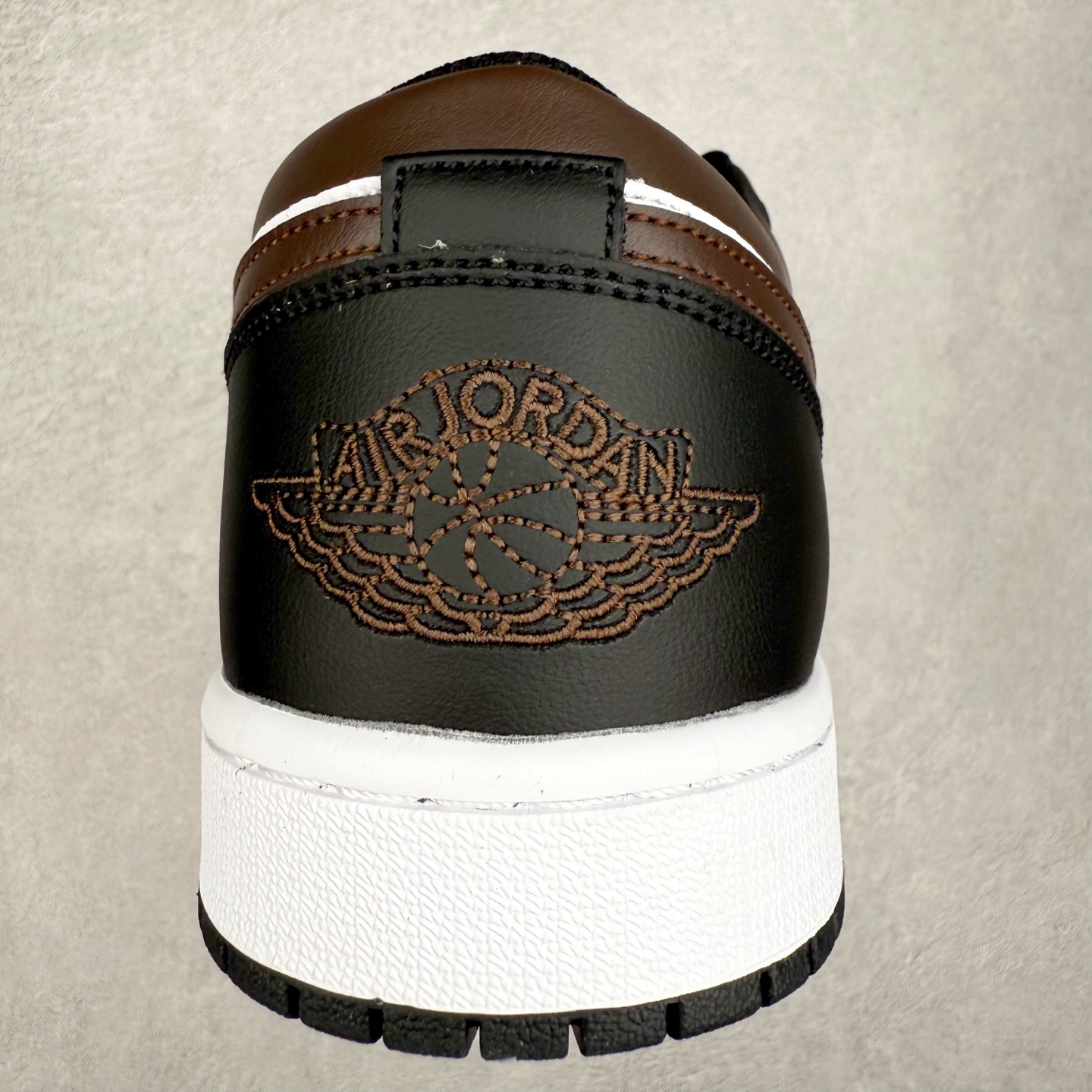 图片[8]-＃K版 Air Jordan AJ1 Low 低帮 白黑棕 IO3393-010 全新流水线出品 DT版本唯一平替选择 市场第二梯队最强版 全部原鞋开发 原楦原纸板开发 全鞋电脑针车 原厂内置全掌气垫 原盒内在原标 唯一Zp原版鞋带绑法 免检产品 全新2022版型 全头层皮料 完美零毛边处理 原厂配置全掌气垫 价格定位良心 几十个配色陆续出货 实拍调校N版已经零色差零失真 百分百还原实物色彩所见即所得 不存在货不对板色差等低级问题 选购参考实物拍摄 不混卖不参货 只用心做好货严格选品 承诺混一赔十 尺码：36 36.5 37.5 38 38.5 39 40 40.5 41 42 42.5 43 44 44.5 45-选品中心