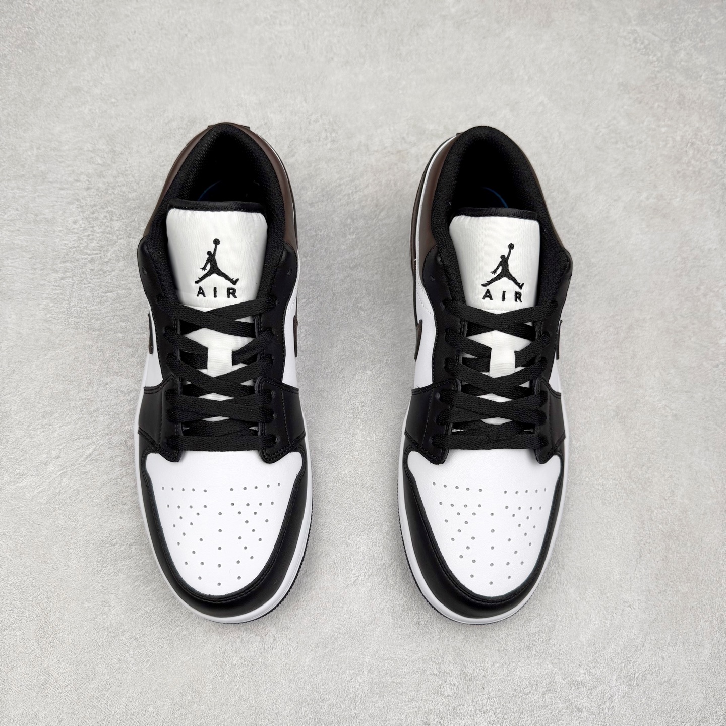 图片[2]-＃K版 Air Jordan AJ1 Low 低帮 白黑棕 IO3393-010 全新流水线出品 DT版本唯一平替选择 市场第二梯队最强版 全部原鞋开发 原楦原纸板开发 全鞋电脑针车 原厂内置全掌气垫 原盒内在原标 唯一Zp原版鞋带绑法 免检产品 全新2022版型 全头层皮料 完美零毛边处理 原厂配置全掌气垫 价格定位良心 几十个配色陆续出货 实拍调校N版已经零色差零失真 百分百还原实物色彩所见即所得 不存在货不对板色差等低级问题 选购参考实物拍摄 不混卖不参货 只用心做好货严格选品 承诺混一赔十 尺码：36 36.5 37.5 38 38.5 39 40 40.5 41 42 42.5 43 44 44.5 45-选品中心