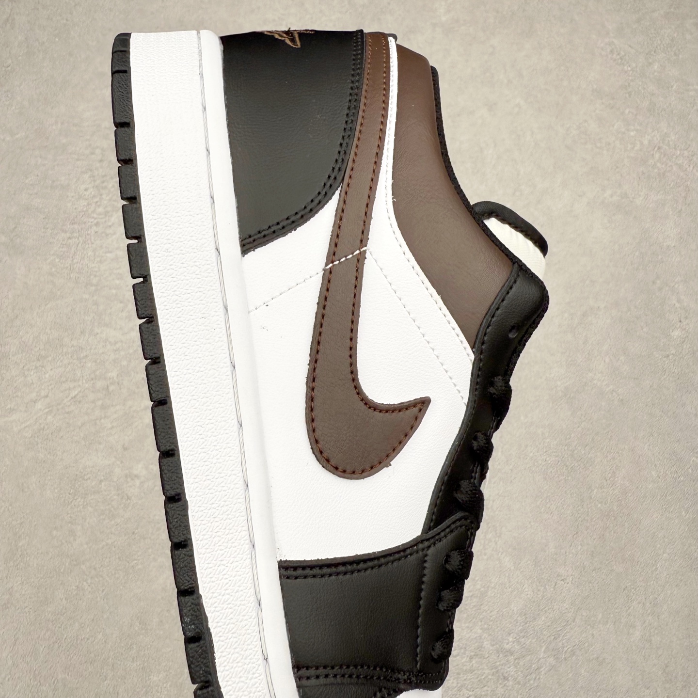 图片[6]-＃K版 Air Jordan AJ1 Low 低帮 白黑棕 IO3393-010 全新流水线出品 DT版本唯一平替选择 市场第二梯队最强版 全部原鞋开发 原楦原纸板开发 全鞋电脑针车 原厂内置全掌气垫 原盒内在原标 唯一Zp原版鞋带绑法 免检产品 全新2022版型 全头层皮料 完美零毛边处理 原厂配置全掌气垫 价格定位良心 几十个配色陆续出货 实拍调校N版已经零色差零失真 百分百还原实物色彩所见即所得 不存在货不对板色差等低级问题 选购参考实物拍摄 不混卖不参货 只用心做好货严格选品 承诺混一赔十 尺码：36 36.5 37.5 38 38.5 39 40 40.5 41 42 42.5 43 44 44.5 45-选品中心