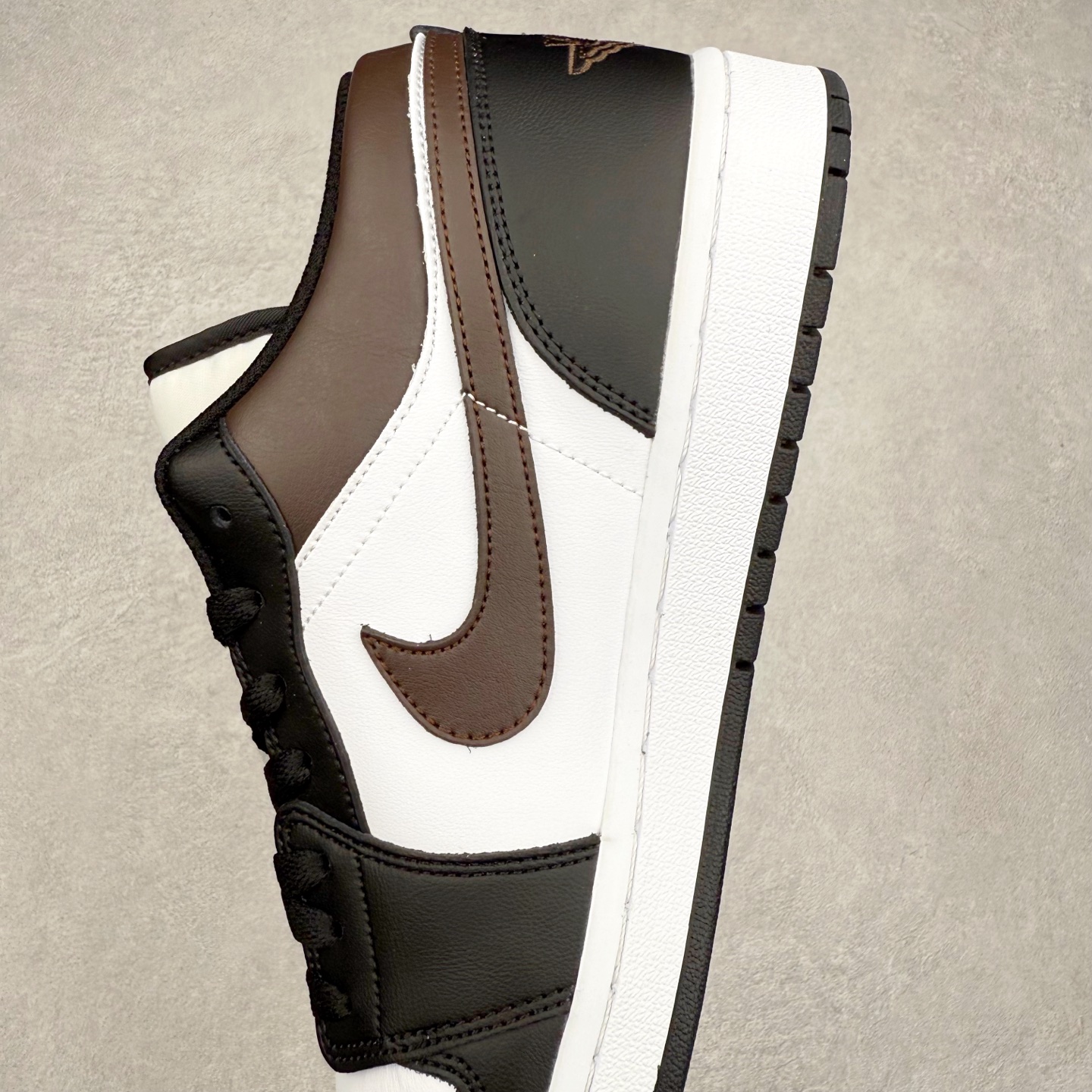 图片[7]-＃K版 Air Jordan AJ1 Low 低帮 白黑棕 IO3393-010 全新流水线出品 DT版本唯一平替选择 市场第二梯队最强版 全部原鞋开发 原楦原纸板开发 全鞋电脑针车 原厂内置全掌气垫 原盒内在原标 唯一Zp原版鞋带绑法 免检产品 全新2022版型 全头层皮料 完美零毛边处理 原厂配置全掌气垫 价格定位良心 几十个配色陆续出货 实拍调校N版已经零色差零失真 百分百还原实物色彩所见即所得 不存在货不对板色差等低级问题 选购参考实物拍摄 不混卖不参货 只用心做好货严格选品 承诺混一赔十 尺码：36 36.5 37.5 38 38.5 39 40 40.5 41 42 42.5 43 44 44.5 45-选品中心