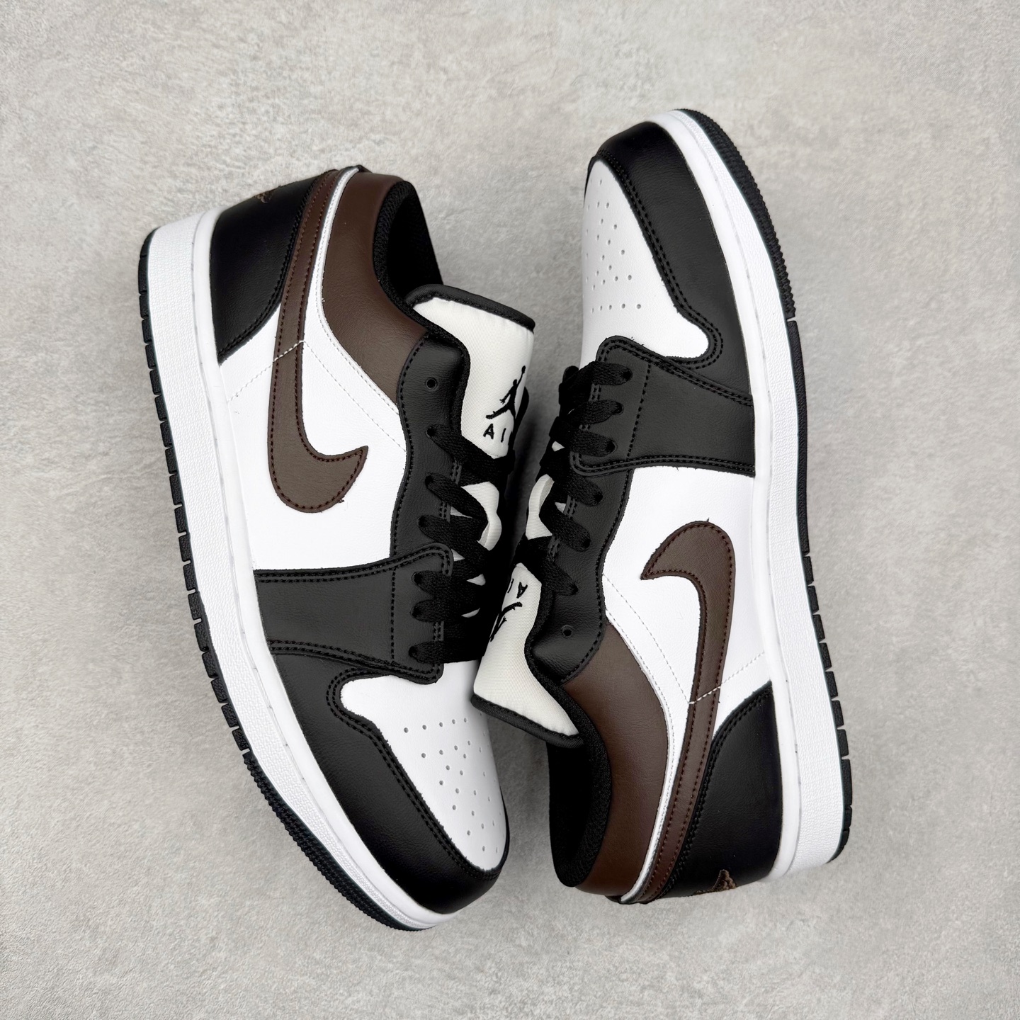 图片[3]-＃K版 Air Jordan AJ1 Low 低帮 白黑棕 IO3393-010 全新流水线出品 DT版本唯一平替选择 市场第二梯队最强版 全部原鞋开发 原楦原纸板开发 全鞋电脑针车 原厂内置全掌气垫 原盒内在原标 唯一Zp原版鞋带绑法 免检产品 全新2022版型 全头层皮料 完美零毛边处理 原厂配置全掌气垫 价格定位良心 几十个配色陆续出货 实拍调校N版已经零色差零失真 百分百还原实物色彩所见即所得 不存在货不对板色差等低级问题 选购参考实物拍摄 不混卖不参货 只用心做好货严格选品 承诺混一赔十 尺码：36 36.5 37.5 38 38.5 39 40 40.5 41 42 42.5 43 44 44.5 45-选品中心