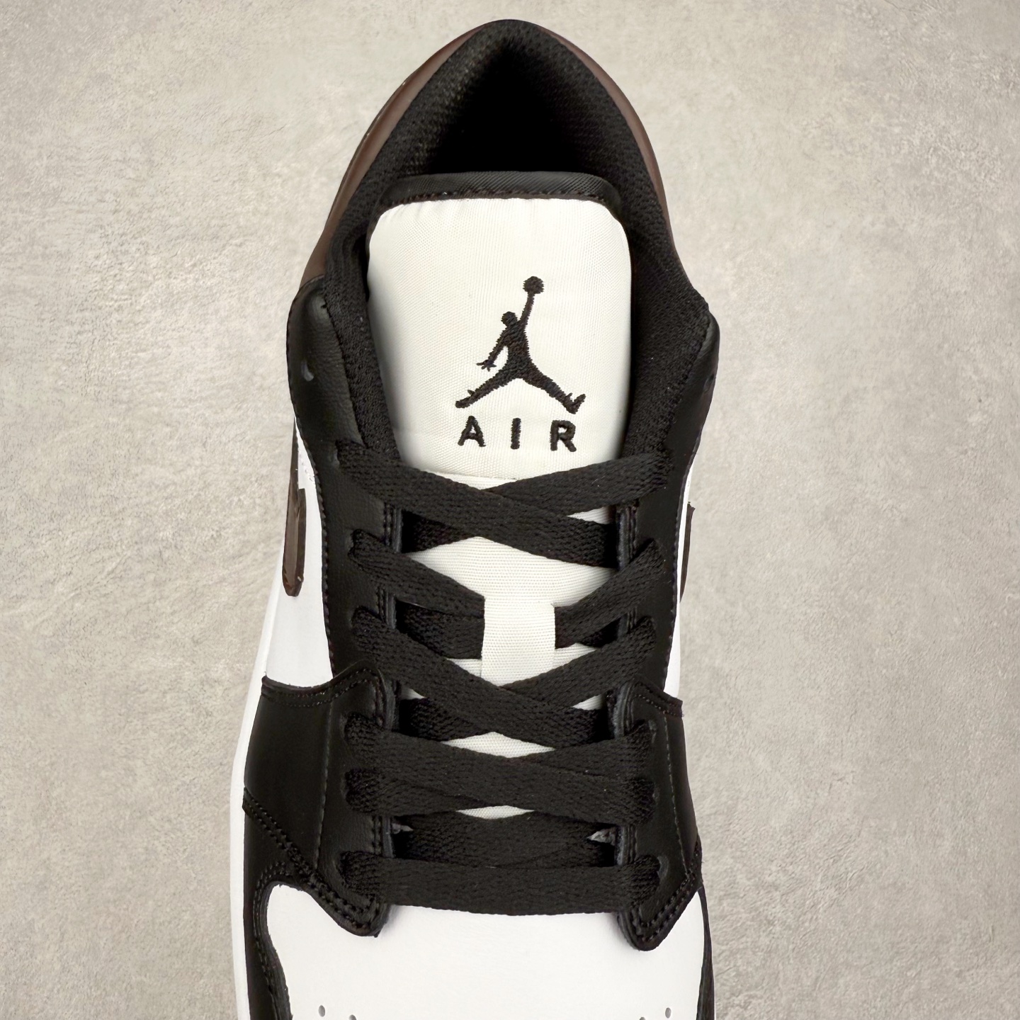 图片[5]-＃K版 Air Jordan AJ1 Low 低帮 白黑棕 IO3393-010 全新流水线出品 DT版本唯一平替选择 市场第二梯队最强版 全部原鞋开发 原楦原纸板开发 全鞋电脑针车 原厂内置全掌气垫 原盒内在原标 唯一Zp原版鞋带绑法 免检产品 全新2022版型 全头层皮料 完美零毛边处理 原厂配置全掌气垫 价格定位良心 几十个配色陆续出货 实拍调校N版已经零色差零失真 百分百还原实物色彩所见即所得 不存在货不对板色差等低级问题 选购参考实物拍摄 不混卖不参货 只用心做好货严格选品 承诺混一赔十 尺码：36 36.5 37.5 38 38.5 39 40 40.5 41 42 42.5 43 44 44.5 45-选品中心