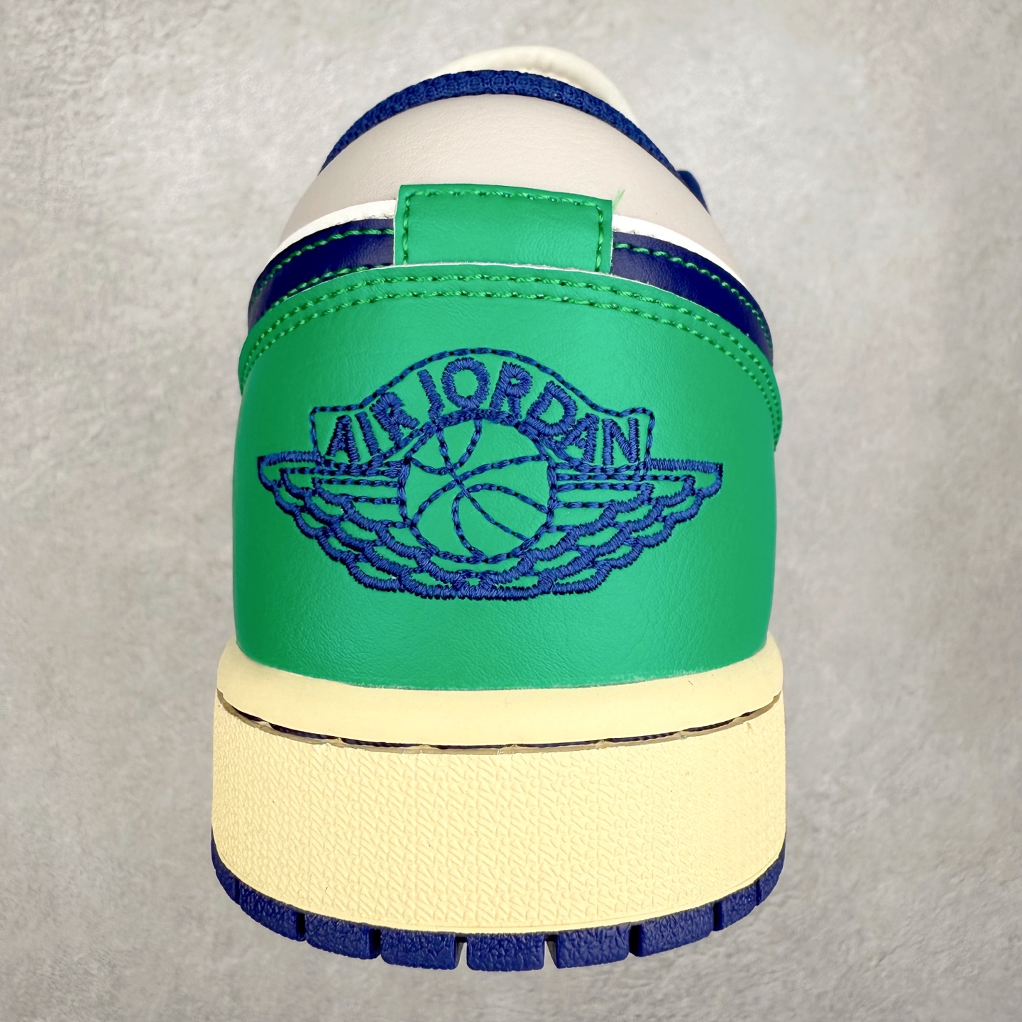 图片[8]-＃K版 Air Jordan AJ1 Low 低帮 白蓝 553558-147 全新流水线出品 DT版本唯一平替选择 市场第二梯队最强版 全部原鞋开发 原楦原纸板开发 全鞋电脑针车 原厂内置全掌气垫 原盒内在原标 唯一Zp原版鞋带绑法 免检产品 全新2022版型 全头层皮料 完美零毛边处理 原厂配置全掌气垫 价格定位良心 几十个配色陆续出货 实拍调校N版已经零色差零失真 百分百还原实物色彩所见即所得 不存在货不对板色差等低级问题 选购参考实物拍摄 不混卖不参货 只用心做好货严格选品 承诺混一赔十 尺码：36 36.5 37.5 38 38.5 39 40 40.5 41 42 42.5 43 44 44.5 45-选品中心