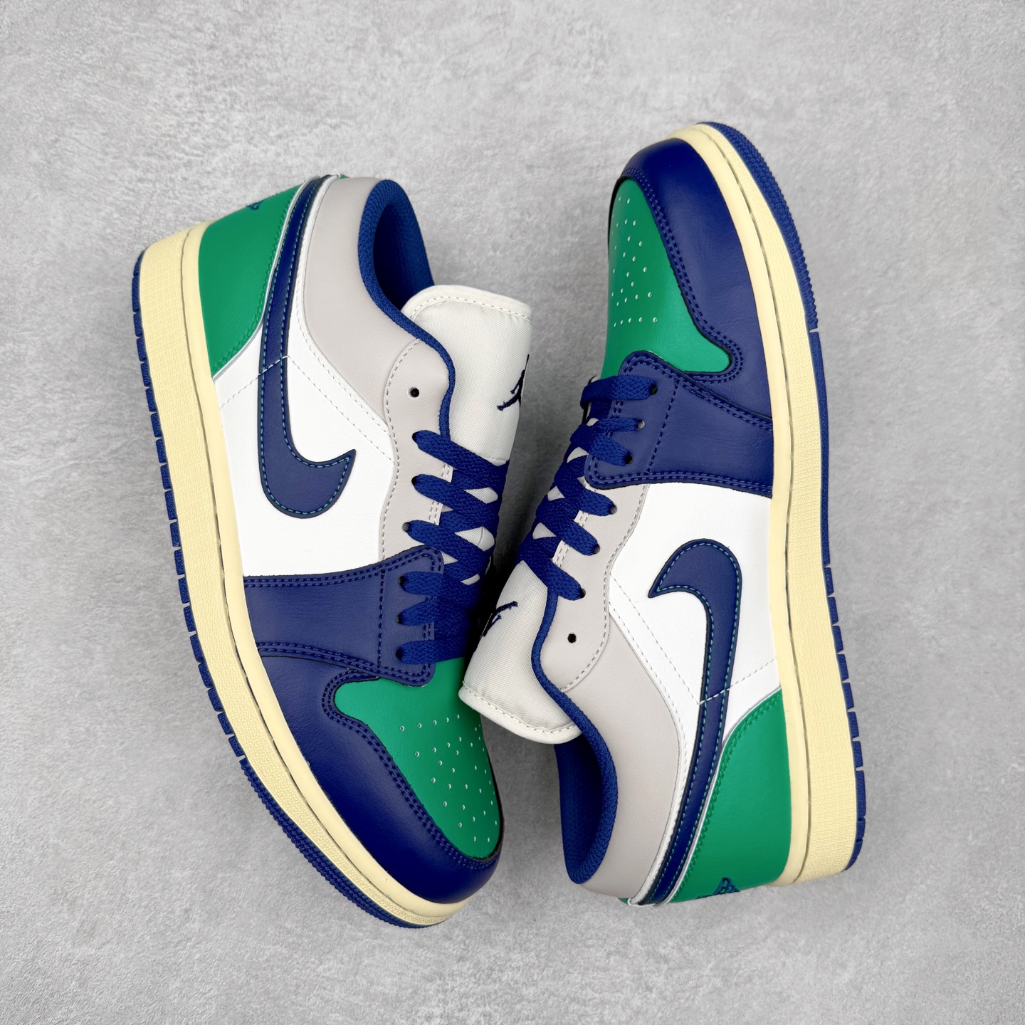 图片[3]-＃K版 Air Jordan AJ1 Low 低帮 白蓝 553558-147 全新流水线出品 DT版本唯一平替选择 市场第二梯队最强版 全部原鞋开发 原楦原纸板开发 全鞋电脑针车 原厂内置全掌气垫 原盒内在原标 唯一Zp原版鞋带绑法 免检产品 全新2022版型 全头层皮料 完美零毛边处理 原厂配置全掌气垫 价格定位良心 几十个配色陆续出货 实拍调校N版已经零色差零失真 百分百还原实物色彩所见即所得 不存在货不对板色差等低级问题 选购参考实物拍摄 不混卖不参货 只用心做好货严格选品 承诺混一赔十 尺码：36 36.5 37.5 38 38.5 39 40 40.5 41 42 42.5 43 44 44.5 45-选品中心