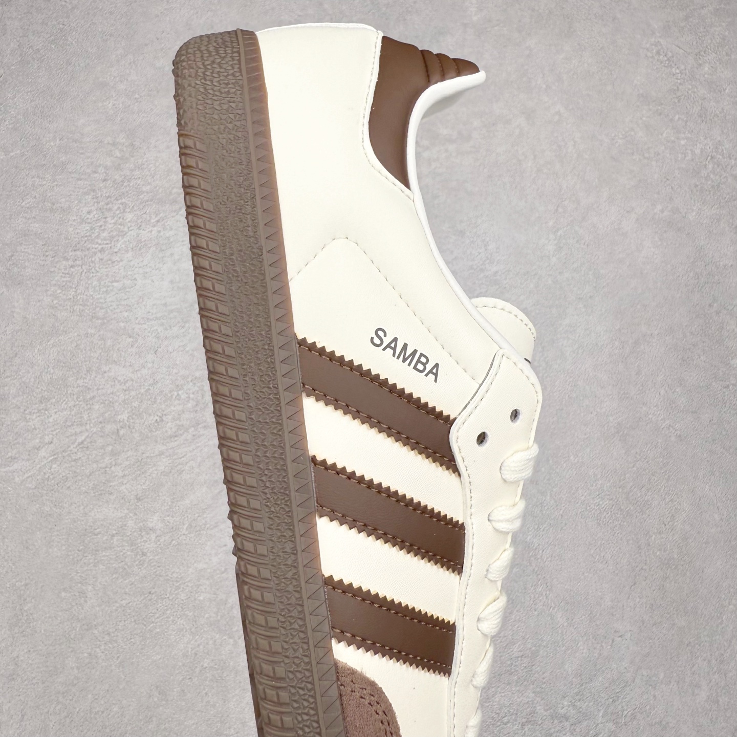 图片[6]-AD Original Samba OG 复古经典轻便板鞋 JI1991 口碑大厂出品 品控大底版型不断改良更新 全套原纸板楦头开发 确保原汁原味 完美呈现桑巴版型 一比一鞋头弧度高度鞋身弧度 此版本只针对中端市场 皮料材质有所更替 其他数据细节工艺流程均保持一致 绝不口嗨 细节品控鞋型随意对比 正确烫金高频细节 原装纳米超迁皮料 独家私模橡胶大底 原盒原配 这款桑巴鞋展示了高质量的工艺 带有装饰的超锁缝制和无缝的手感 柔软、柔软的皮革造型和标志性的3条纹完成了精致的外观 正规合身鞋带 鞋面上有绒面鞋垫 橡胶鞋底 享受正畸套筒软感 自50年代首次亮相以来就一直在赢得粉丝的青睐 尺码：35.5 36 36.5 37.5 38 38.5 39 40 40.5 41 42 42.5 43 44 44.5 45-选品中心