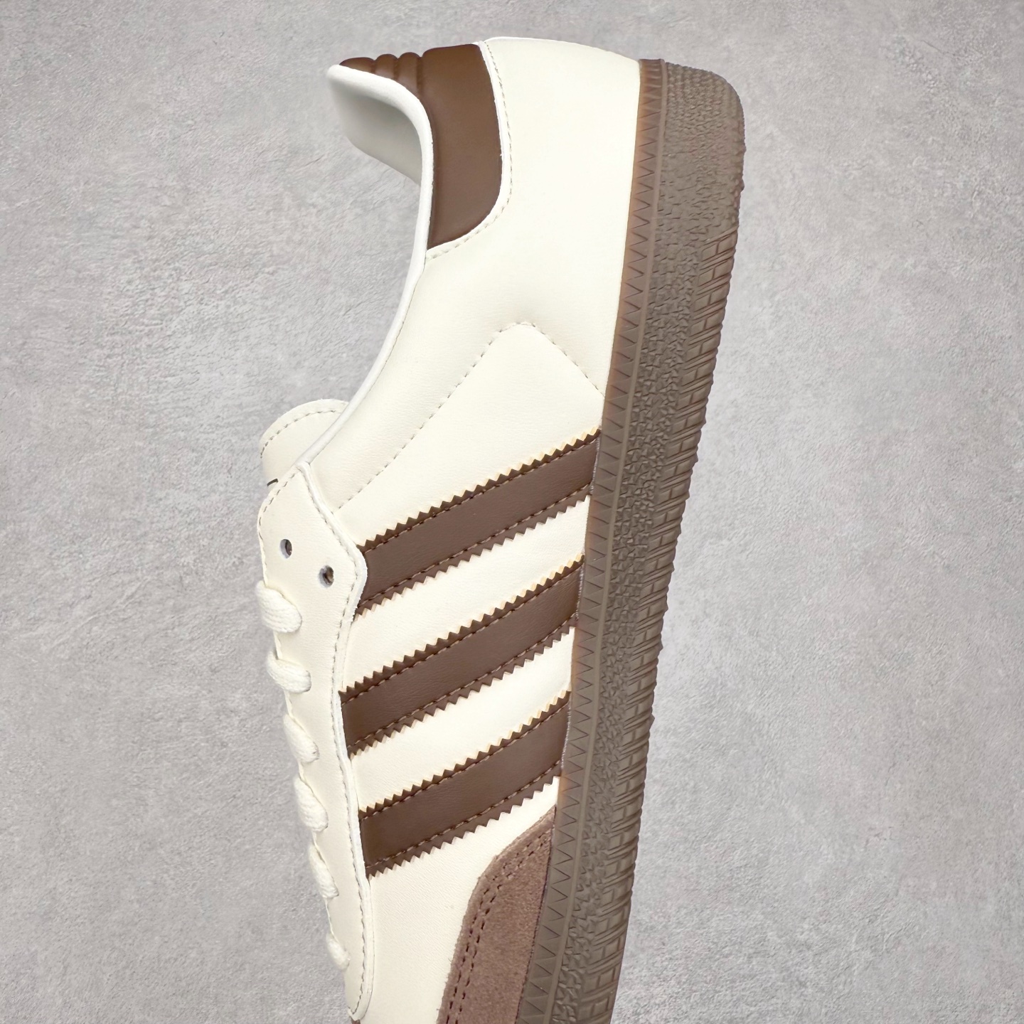 图片[7]-AD Original Samba OG 复古经典轻便板鞋 JI1991 口碑大厂出品 品控大底版型不断改良更新 全套原纸板楦头开发 确保原汁原味 完美呈现桑巴版型 一比一鞋头弧度高度鞋身弧度 此版本只针对中端市场 皮料材质有所更替 其他数据细节工艺流程均保持一致 绝不口嗨 细节品控鞋型随意对比 正确烫金高频细节 原装纳米超迁皮料 独家私模橡胶大底 原盒原配 这款桑巴鞋展示了高质量的工艺 带有装饰的超锁缝制和无缝的手感 柔软、柔软的皮革造型和标志性的3条纹完成了精致的外观 正规合身鞋带 鞋面上有绒面鞋垫 橡胶鞋底 享受正畸套筒软感 自50年代首次亮相以来就一直在赢得粉丝的青睐 尺码：35.5 36 36.5 37.5 38 38.5 39 40 40.5 41 42 42.5 43 44 44.5 45-选品中心