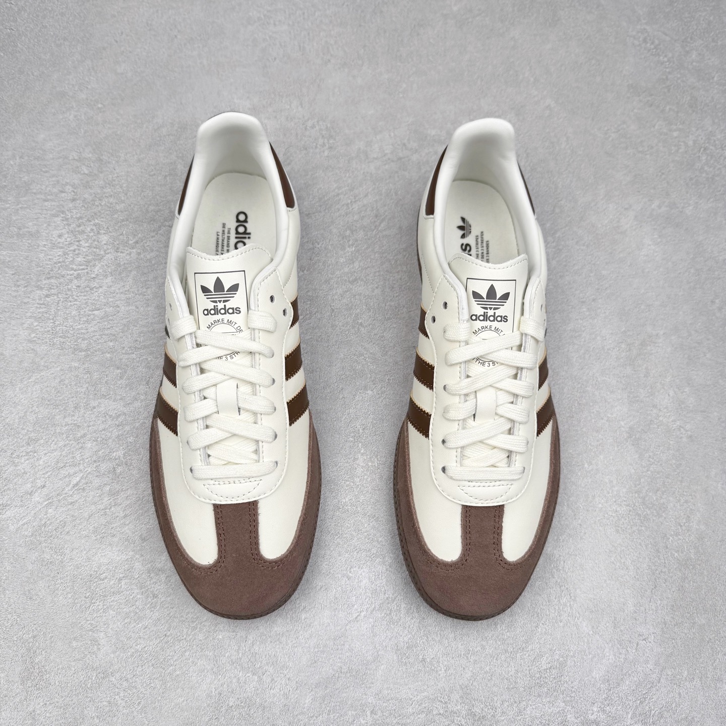 图片[2]-AD Original Samba OG 复古经典轻便板鞋 JI1991 口碑大厂出品 品控大底版型不断改良更新 全套原纸板楦头开发 确保原汁原味 完美呈现桑巴版型 一比一鞋头弧度高度鞋身弧度 此版本只针对中端市场 皮料材质有所更替 其他数据细节工艺流程均保持一致 绝不口嗨 细节品控鞋型随意对比 正确烫金高频细节 原装纳米超迁皮料 独家私模橡胶大底 原盒原配 这款桑巴鞋展示了高质量的工艺 带有装饰的超锁缝制和无缝的手感 柔软、柔软的皮革造型和标志性的3条纹完成了精致的外观 正规合身鞋带 鞋面上有绒面鞋垫 橡胶鞋底 享受正畸套筒软感 自50年代首次亮相以来就一直在赢得粉丝的青睐 尺码：35.5 36 36.5 37.5 38 38.5 39 40 40.5 41 42 42.5 43 44 44.5 45-选品中心