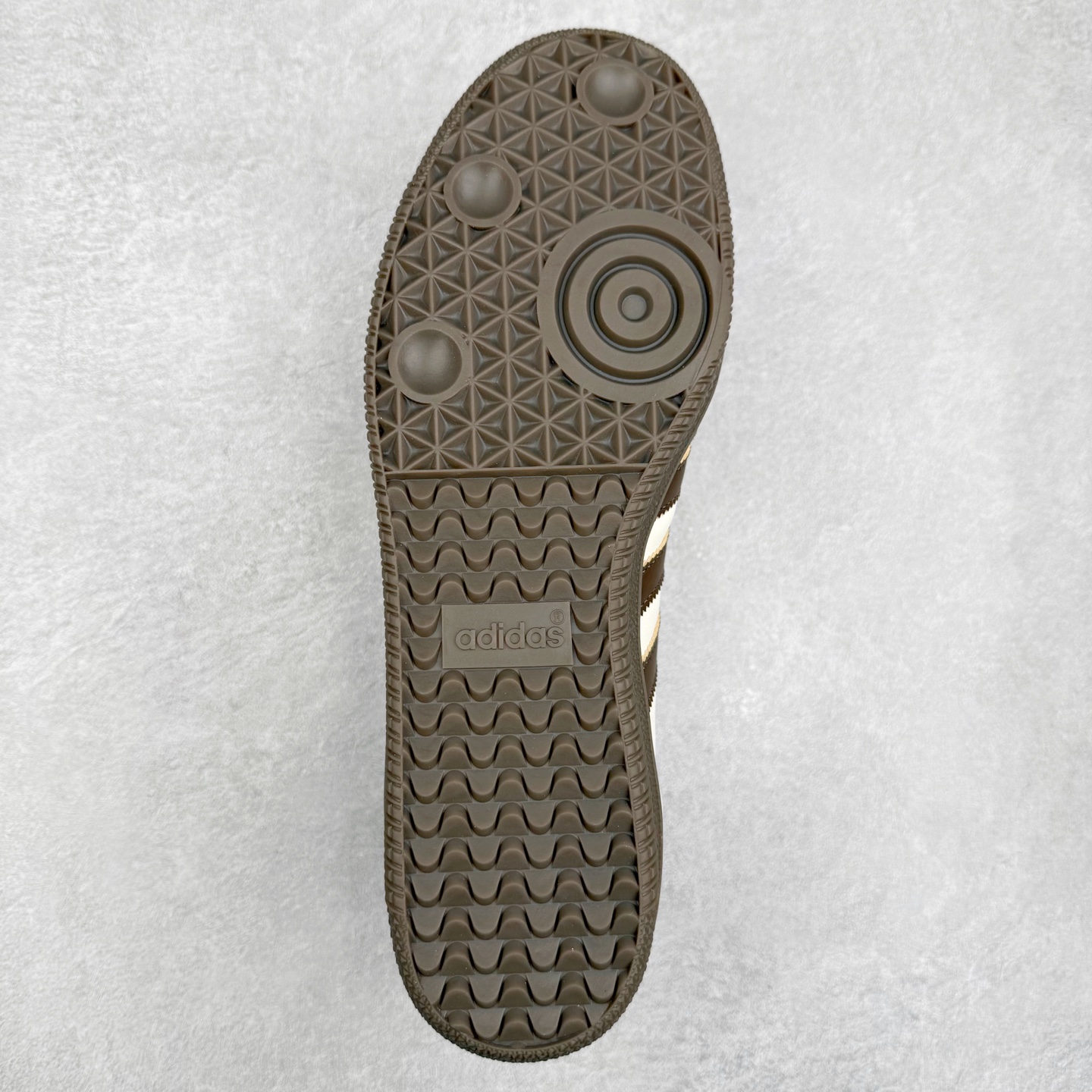 图片[9]-AD Original Samba OG 复古经典轻便板鞋 JI1991 口碑大厂出品 品控大底版型不断改良更新 全套原纸板楦头开发 确保原汁原味 完美呈现桑巴版型 一比一鞋头弧度高度鞋身弧度 此版本只针对中端市场 皮料材质有所更替 其他数据细节工艺流程均保持一致 绝不口嗨 细节品控鞋型随意对比 正确烫金高频细节 原装纳米超迁皮料 独家私模橡胶大底 原盒原配 这款桑巴鞋展示了高质量的工艺 带有装饰的超锁缝制和无缝的手感 柔软、柔软的皮革造型和标志性的3条纹完成了精致的外观 正规合身鞋带 鞋面上有绒面鞋垫 橡胶鞋底 享受正畸套筒软感 自50年代首次亮相以来就一直在赢得粉丝的青睐 尺码：35.5 36 36.5 37.5 38 38.5 39 40 40.5 41 42 42.5 43 44 44.5 45-选品中心