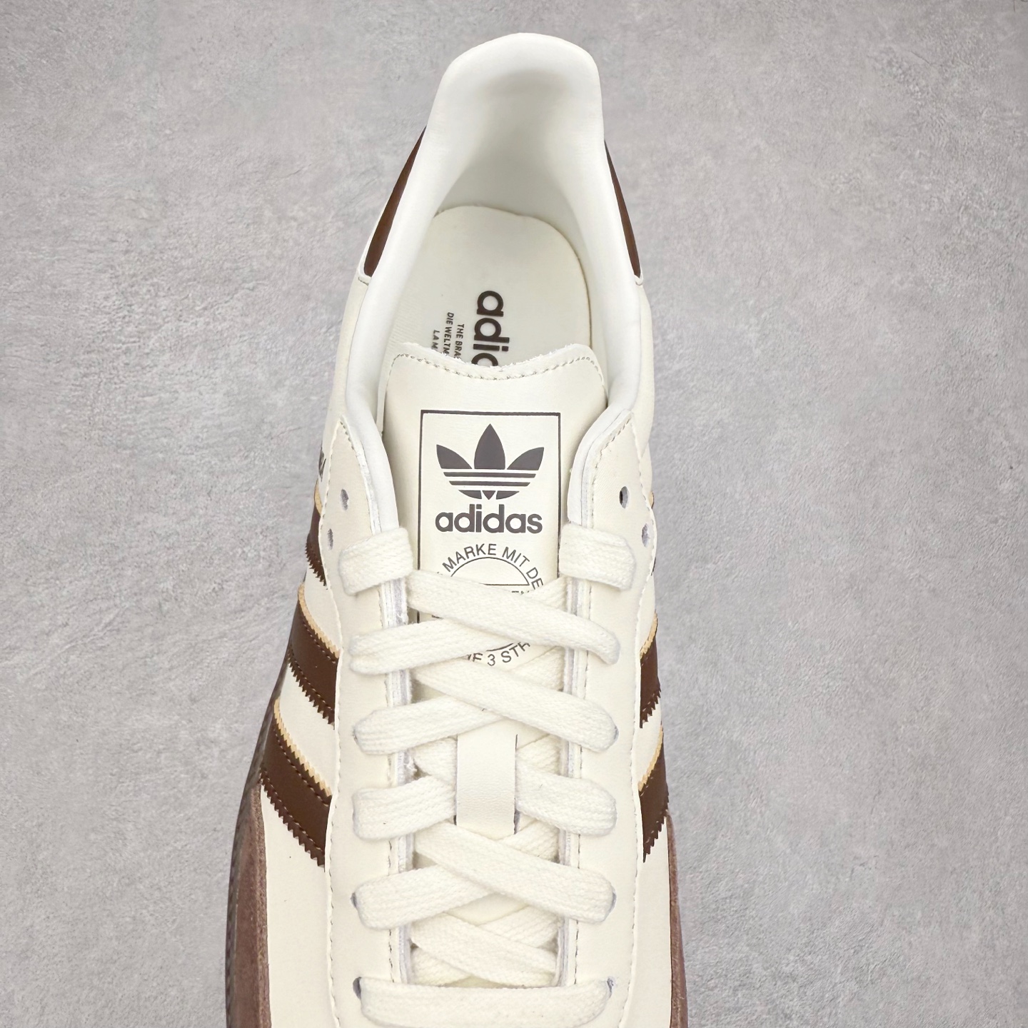 图片[5]-AD Original Samba OG 复古经典轻便板鞋 JI1991 口碑大厂出品 品控大底版型不断改良更新 全套原纸板楦头开发 确保原汁原味 完美呈现桑巴版型 一比一鞋头弧度高度鞋身弧度 此版本只针对中端市场 皮料材质有所更替 其他数据细节工艺流程均保持一致 绝不口嗨 细节品控鞋型随意对比 正确烫金高频细节 原装纳米超迁皮料 独家私模橡胶大底 原盒原配 这款桑巴鞋展示了高质量的工艺 带有装饰的超锁缝制和无缝的手感 柔软、柔软的皮革造型和标志性的3条纹完成了精致的外观 正规合身鞋带 鞋面上有绒面鞋垫 橡胶鞋底 享受正畸套筒软感 自50年代首次亮相以来就一直在赢得粉丝的青睐 尺码：35.5 36 36.5 37.5 38 38.5 39 40 40.5 41 42 42.5 43 44 44.5 45-选品中心