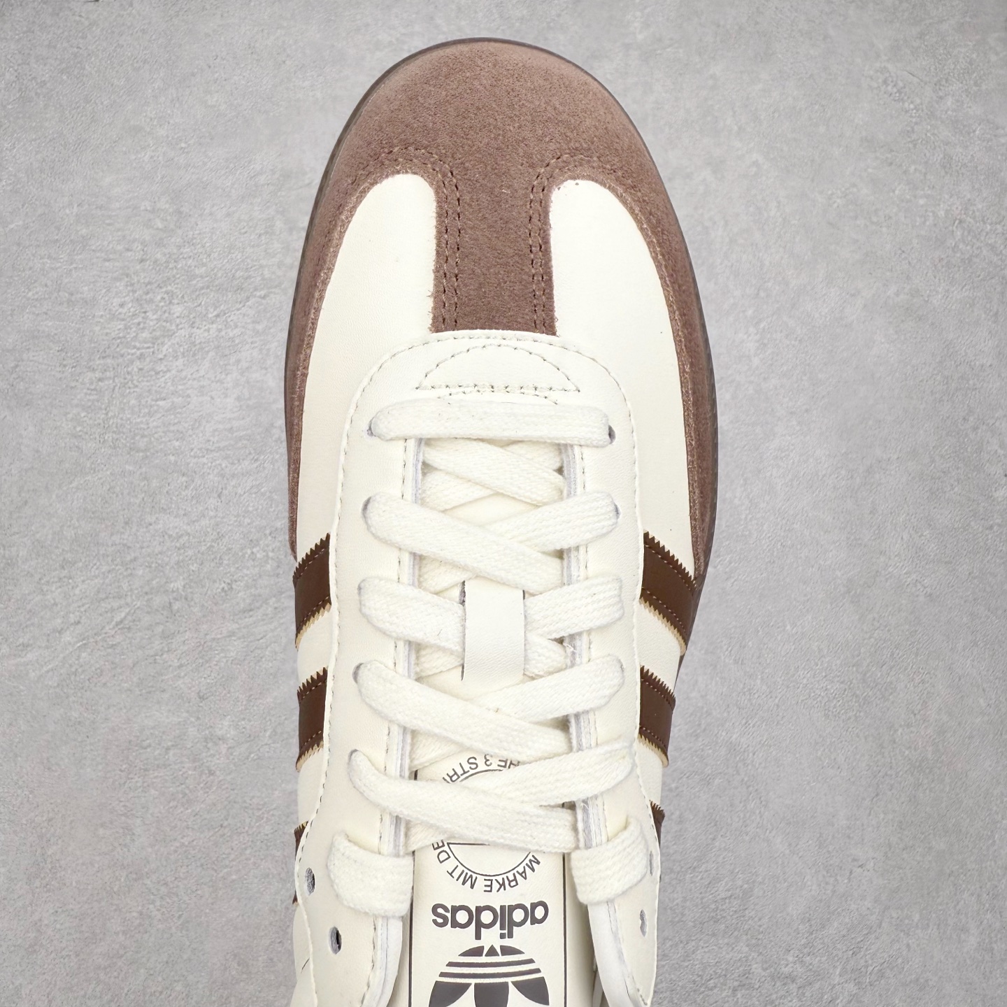 图片[4]-AD Original Samba OG 复古经典轻便板鞋 JI1991 口碑大厂出品 品控大底版型不断改良更新 全套原纸板楦头开发 确保原汁原味 完美呈现桑巴版型 一比一鞋头弧度高度鞋身弧度 此版本只针对中端市场 皮料材质有所更替 其他数据细节工艺流程均保持一致 绝不口嗨 细节品控鞋型随意对比 正确烫金高频细节 原装纳米超迁皮料 独家私模橡胶大底 原盒原配 这款桑巴鞋展示了高质量的工艺 带有装饰的超锁缝制和无缝的手感 柔软、柔软的皮革造型和标志性的3条纹完成了精致的外观 正规合身鞋带 鞋面上有绒面鞋垫 橡胶鞋底 享受正畸套筒软感 自50年代首次亮相以来就一直在赢得粉丝的青睐 尺码：35.5 36 36.5 37.5 38 38.5 39 40 40.5 41 42 42.5 43 44 44.5 45-选品中心