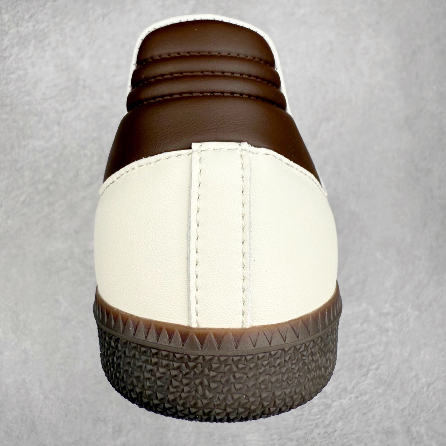 图片[8]-AD Original Samba OG 复古经典轻便板鞋 JI1991 口碑大厂出品 品控大底版型不断改良更新 全套原纸板楦头开发 确保原汁原味 完美呈现桑巴版型 一比一鞋头弧度高度鞋身弧度 此版本只针对中端市场 皮料材质有所更替 其他数据细节工艺流程均保持一致 绝不口嗨 细节品控鞋型随意对比 正确烫金高频细节 原装纳米超迁皮料 独家私模橡胶大底 原盒原配 这款桑巴鞋展示了高质量的工艺 带有装饰的超锁缝制和无缝的手感 柔软、柔软的皮革造型和标志性的3条纹完成了精致的外观 正规合身鞋带 鞋面上有绒面鞋垫 橡胶鞋底 享受正畸套筒软感 自50年代首次亮相以来就一直在赢得粉丝的青睐 尺码：35.5 36 36.5 37.5 38 38.5 39 40 40.5 41 42 42.5 43 44 44.5 45-选品中心