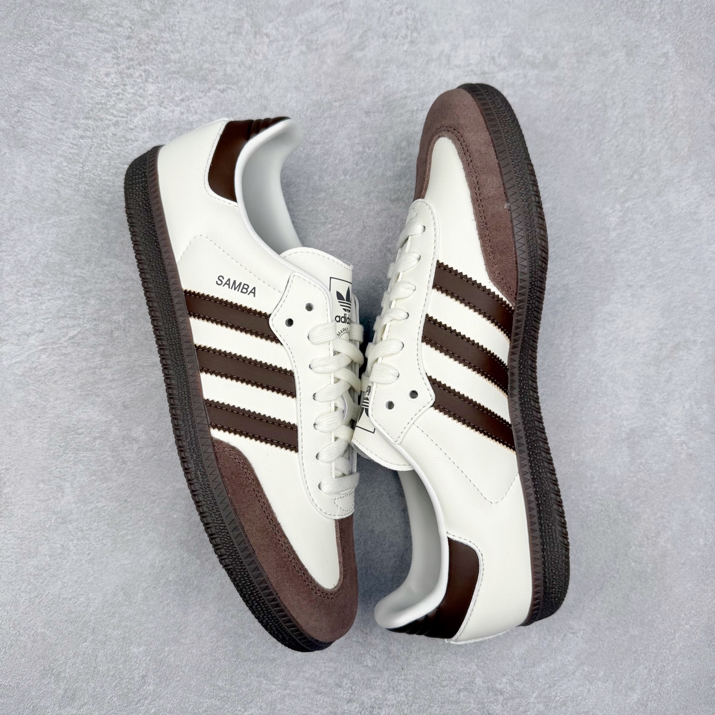 图片[3]-AD Original Samba OG 复古经典轻便板鞋 JI1991 口碑大厂出品 品控大底版型不断改良更新 全套原纸板楦头开发 确保原汁原味 完美呈现桑巴版型 一比一鞋头弧度高度鞋身弧度 此版本只针对中端市场 皮料材质有所更替 其他数据细节工艺流程均保持一致 绝不口嗨 细节品控鞋型随意对比 正确烫金高频细节 原装纳米超迁皮料 独家私模橡胶大底 原盒原配 这款桑巴鞋展示了高质量的工艺 带有装饰的超锁缝制和无缝的手感 柔软、柔软的皮革造型和标志性的3条纹完成了精致的外观 正规合身鞋带 鞋面上有绒面鞋垫 橡胶鞋底 享受正畸套筒软感 自50年代首次亮相以来就一直在赢得粉丝的青睐 尺码：35.5 36 36.5 37.5 38 38.5 39 40 40.5 41 42 42.5 43 44 44.5 45-选品中心