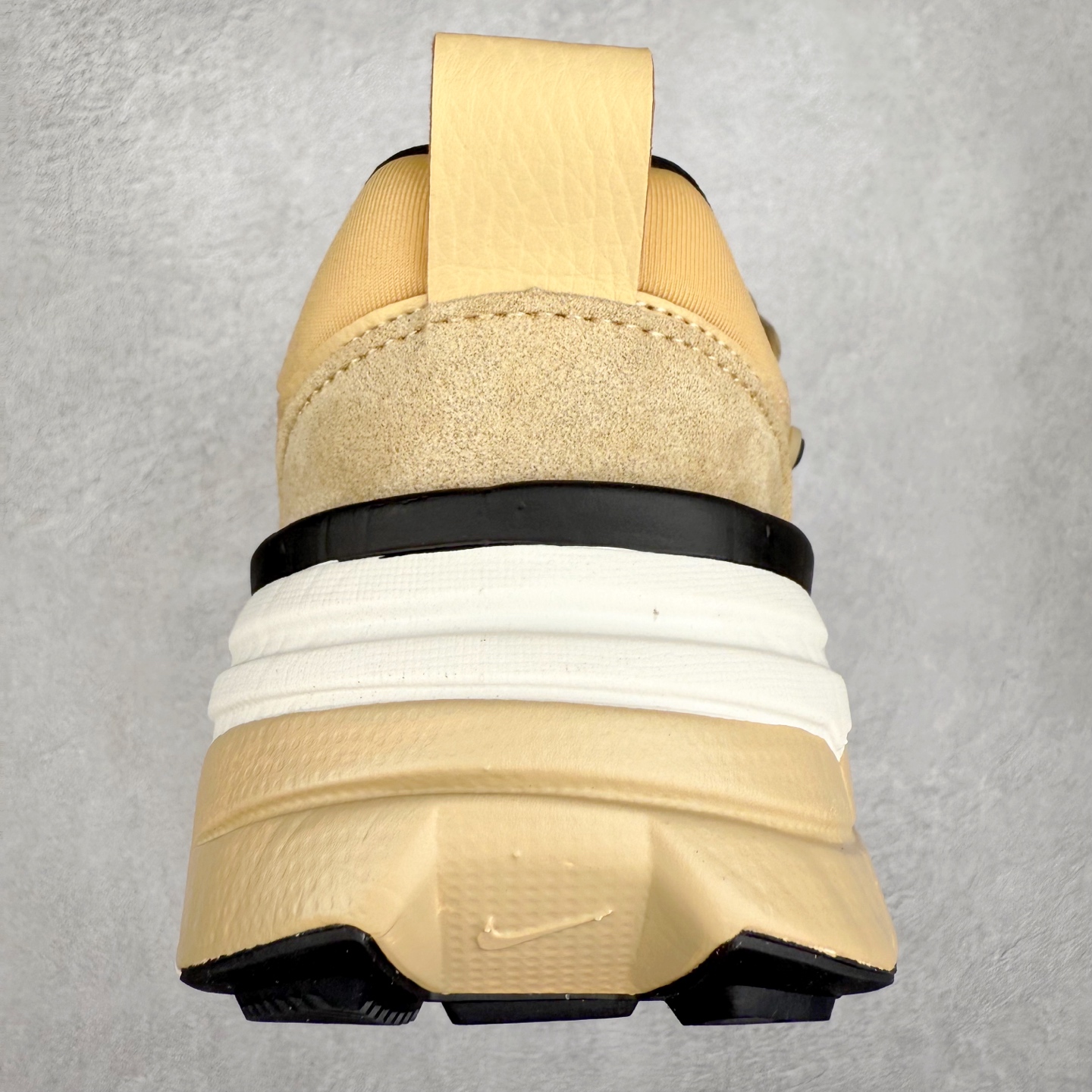 图片[8]-NK V2K Runtekk 减震防滑低帮 复古老爹鞋跑步鞋 FN6703-200 鞋款被命名为 Runtekk 设计上借鉴了 2000 年的跑鞋风格 配色上以金属银为主调 简练又有复古运动气质 材质上使用大面积网眼、皮革、TPU 组成 支撑和透气性肯定不错 中底处由 Cushlon 泡绵打造 保证在压马路时可以提供优秀脚感 并通过一手做旧氧化效果突出复古感 中底造型很容易让大家联想到巴黎世家3XL 增高效果同样不能忽视 尺码：36 36.5 37.5 38 38.5 39 40 40.5 41 42 42.5 43 44 44.5 45-选品中心