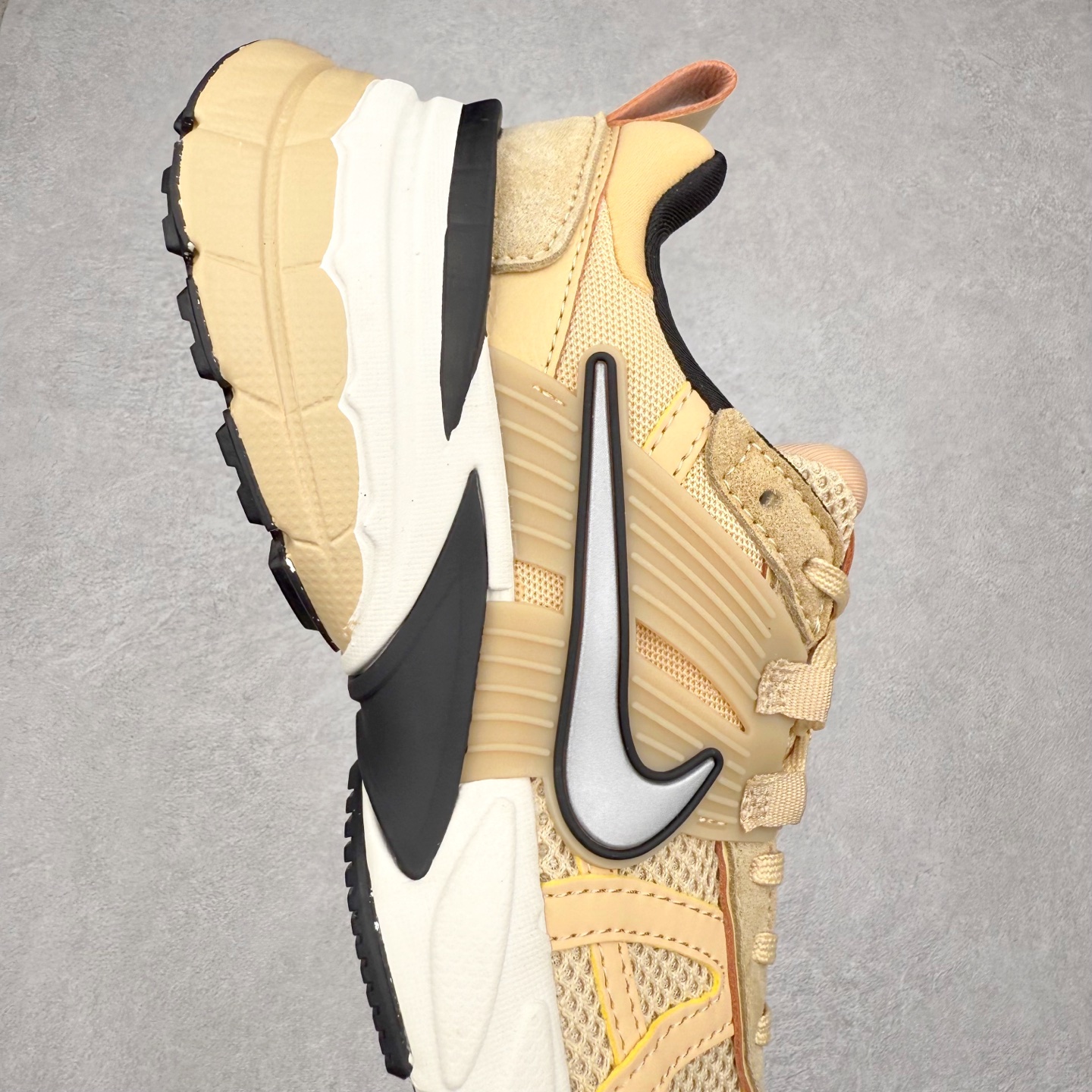 图片[6]-NK V2K Runtekk 减震防滑低帮 复古老爹鞋跑步鞋 FN6703-200 鞋款被命名为 Runtekk 设计上借鉴了 2000 年的跑鞋风格 配色上以金属银为主调 简练又有复古运动气质 材质上使用大面积网眼、皮革、TPU 组成 支撑和透气性肯定不错 中底处由 Cushlon 泡绵打造 保证在压马路时可以提供优秀脚感 并通过一手做旧氧化效果突出复古感 中底造型很容易让大家联想到巴黎世家3XL 增高效果同样不能忽视 尺码：36 36.5 37.5 38 38.5 39 40 40.5 41 42 42.5 43 44 44.5 45-选品中心