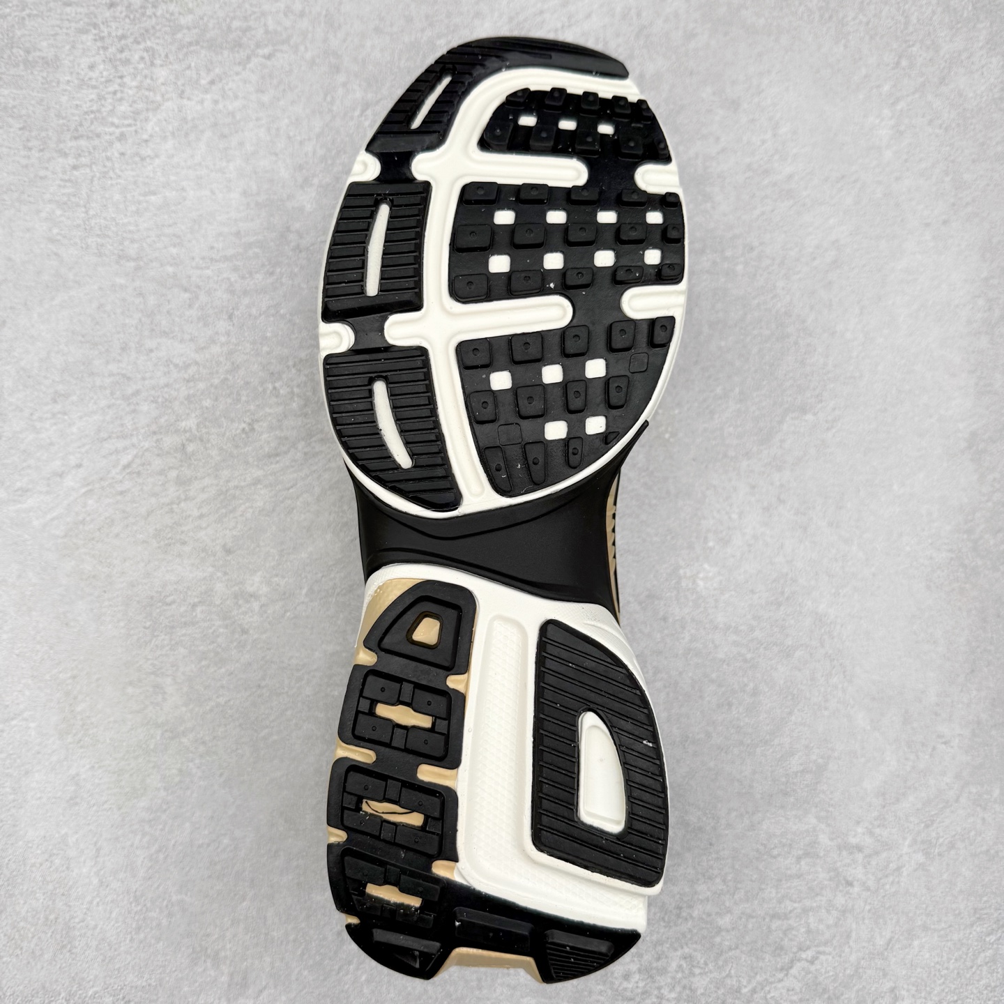 图片[9]-NK V2K Runtekk 减震防滑低帮 复古老爹鞋跑步鞋 FN6703-200 鞋款被命名为 Runtekk 设计上借鉴了 2000 年的跑鞋风格 配色上以金属银为主调 简练又有复古运动气质 材质上使用大面积网眼、皮革、TPU 组成 支撑和透气性肯定不错 中底处由 Cushlon 泡绵打造 保证在压马路时可以提供优秀脚感 并通过一手做旧氧化效果突出复古感 中底造型很容易让大家联想到巴黎世家3XL 增高效果同样不能忽视 尺码：36 36.5 37.5 38 38.5 39 40 40.5 41 42 42.5 43 44 44.5 45-选品中心