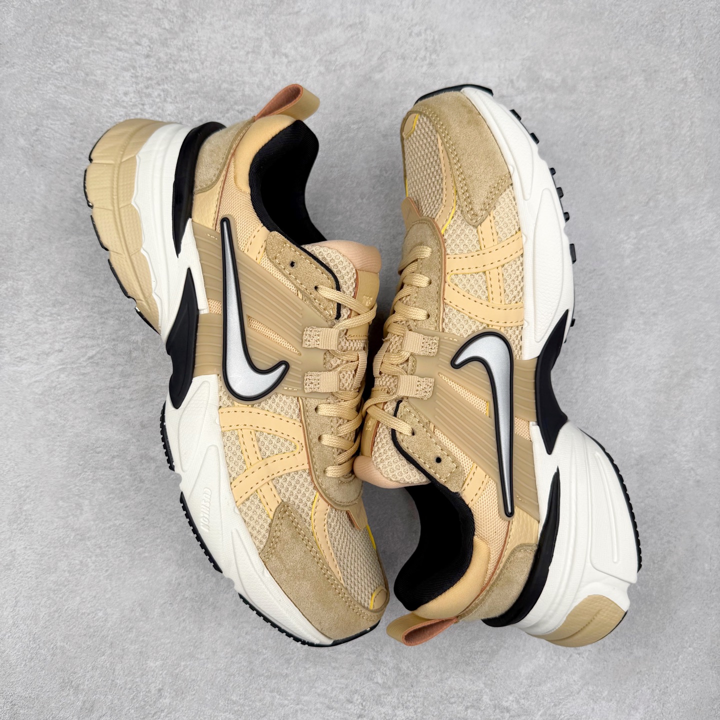 图片[3]-NK V2K Runtekk 减震防滑低帮 复古老爹鞋跑步鞋 FN6703-200 鞋款被命名为 Runtekk 设计上借鉴了 2000 年的跑鞋风格 配色上以金属银为主调 简练又有复古运动气质 材质上使用大面积网眼、皮革、TPU 组成 支撑和透气性肯定不错 中底处由 Cushlon 泡绵打造 保证在压马路时可以提供优秀脚感 并通过一手做旧氧化效果突出复古感 中底造型很容易让大家联想到巴黎世家3XL 增高效果同样不能忽视 尺码：36 36.5 37.5 38 38.5 39 40 40.5 41 42 42.5 43 44 44.5 45-选品中心