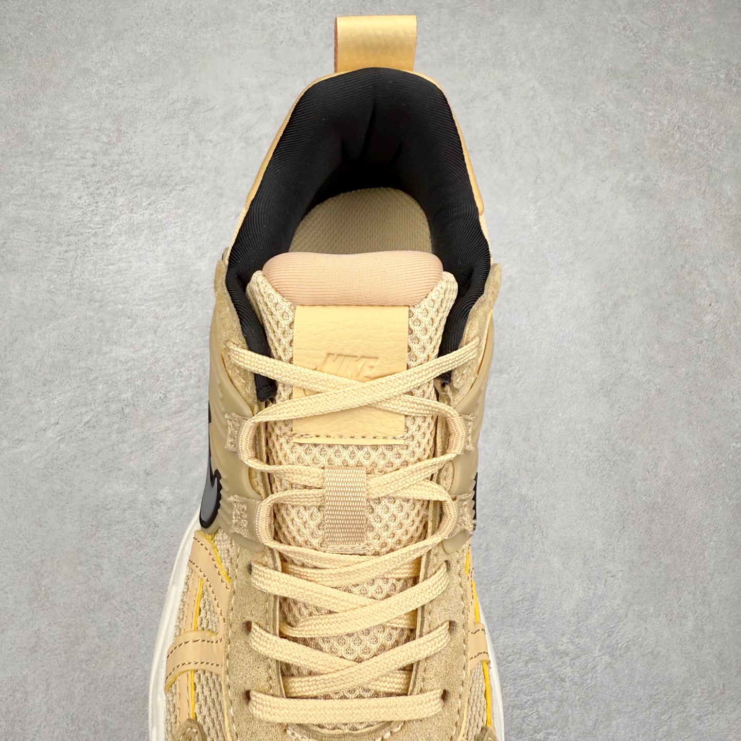 图片[5]-NK V2K Runtekk 减震防滑低帮 复古老爹鞋跑步鞋 FN6703-200 鞋款被命名为 Runtekk 设计上借鉴了 2000 年的跑鞋风格 配色上以金属银为主调 简练又有复古运动气质 材质上使用大面积网眼、皮革、TPU 组成 支撑和透气性肯定不错 中底处由 Cushlon 泡绵打造 保证在压马路时可以提供优秀脚感 并通过一手做旧氧化效果突出复古感 中底造型很容易让大家联想到巴黎世家3XL 增高效果同样不能忽视 尺码：36 36.5 37.5 38 38.5 39 40 40.5 41 42 42.5 43 44 44.5 45-选品中心