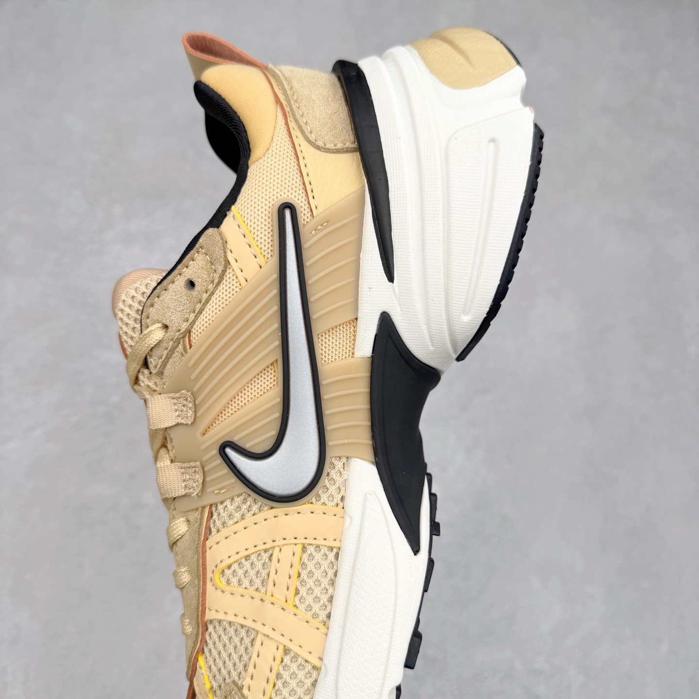 图片[7]-NK V2K Runtekk 减震防滑低帮 复古老爹鞋跑步鞋 FN6703-200 鞋款被命名为 Runtekk 设计上借鉴了 2000 年的跑鞋风格 配色上以金属银为主调 简练又有复古运动气质 材质上使用大面积网眼、皮革、TPU 组成 支撑和透气性肯定不错 中底处由 Cushlon 泡绵打造 保证在压马路时可以提供优秀脚感 并通过一手做旧氧化效果突出复古感 中底造型很容易让大家联想到巴黎世家3XL 增高效果同样不能忽视 尺码：36 36.5 37.5 38 38.5 39 40 40.5 41 42 42.5 43 44 44.5 45-选品中心