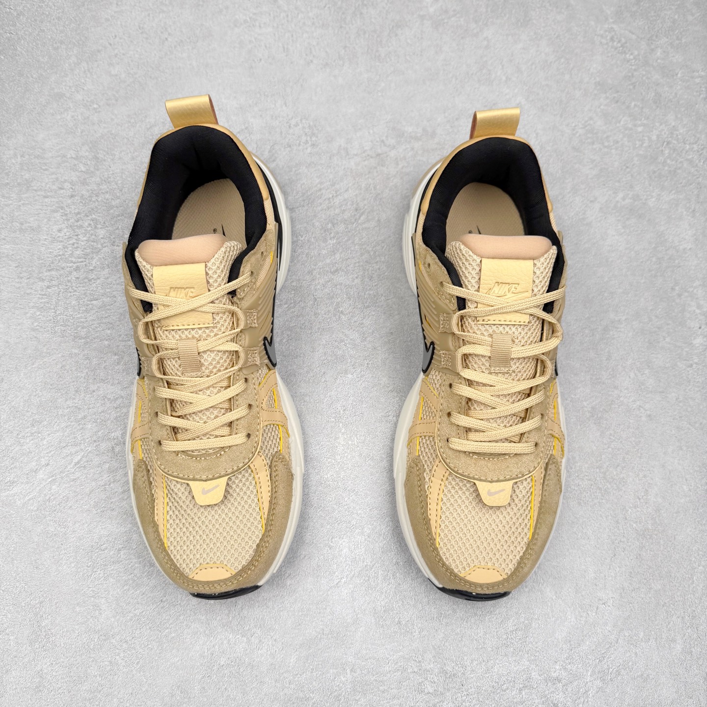 图片[2]-NK V2K Runtekk 减震防滑低帮 复古老爹鞋跑步鞋 FN6703-200 鞋款被命名为 Runtekk 设计上借鉴了 2000 年的跑鞋风格 配色上以金属银为主调 简练又有复古运动气质 材质上使用大面积网眼、皮革、TPU 组成 支撑和透气性肯定不错 中底处由 Cushlon 泡绵打造 保证在压马路时可以提供优秀脚感 并通过一手做旧氧化效果突出复古感 中底造型很容易让大家联想到巴黎世家3XL 增高效果同样不能忽视 尺码：36 36.5 37.5 38 38.5 39 40 40.5 41 42 42.5 43 44 44.5 45-选品中心