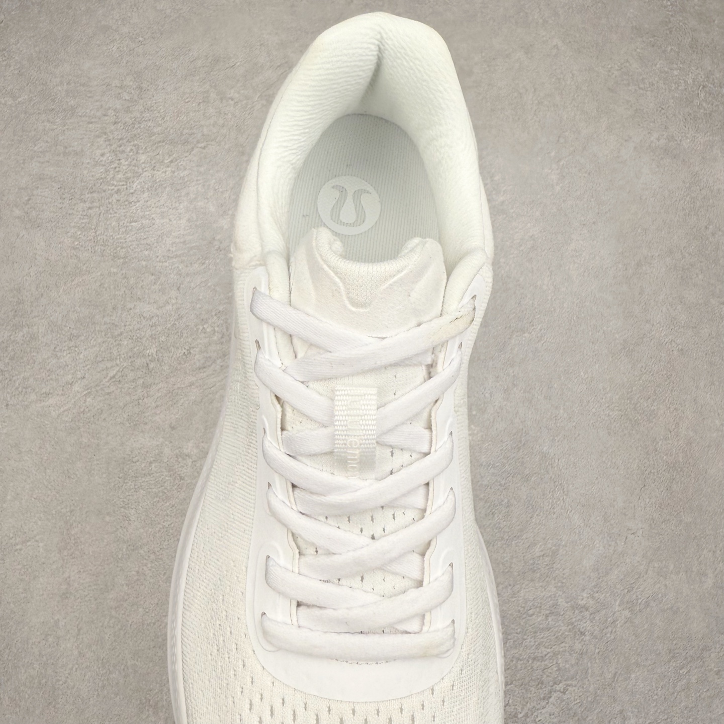 图片[5]-lululemon beyondfeel 露露乐檬舒适防滑耐磨低帮跑步鞋 Cityverse将运动性能融入经典休闲鞋中，中底提供出色缓震，并贴合足部曲线，带来全天候的舒适感。鞋面采用两种材质拼接，且前半部分采用热熔压胶处理，无任何缝线，保留了鞋身整体性。模制泡沫的鞋垫带来上乘的脚感，在平日休闲穿着时不会磨脚，也能提供轻质软弹的效果。25年来，lululemon一直秉持“感受为先”的设计理念，并相信更好的感受带来更好的表现。此次男鞋的设计亦是如此。投入多年研究，针对男性在不同运动场景中的脚步形态设计了不同鞋履款式。同时，还进行了生物力学与形态学研究，为“他”带来更好的贴合度和感受。尺码：36 36.5 37.5 38 38.5 39 40 40.5 41 42 42.5 43 44 45-选品中心