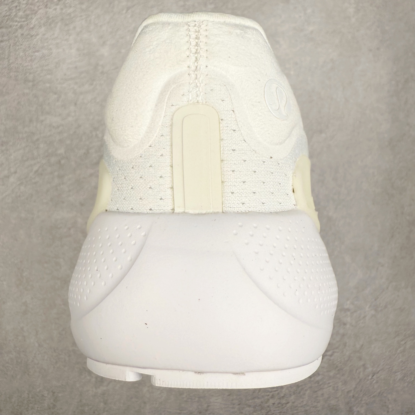 图片[8]-lululemon beyondfeel 露露乐檬舒适防滑耐磨低帮跑步鞋 Cityverse将运动性能融入经典休闲鞋中，中底提供出色缓震，并贴合足部曲线，带来全天候的舒适感。鞋面采用两种材质拼接，且前半部分采用热熔压胶处理，无任何缝线，保留了鞋身整体性。模制泡沫的鞋垫带来上乘的脚感，在平日休闲穿着时不会磨脚，也能提供轻质软弹的效果。25年来，lululemon一直秉持“感受为先”的设计理念，并相信更好的感受带来更好的表现。此次男鞋的设计亦是如此。投入多年研究，针对男性在不同运动场景中的脚步形态设计了不同鞋履款式。同时，还进行了生物力学与形态学研究，为“他”带来更好的贴合度和感受。尺码：36 36.5 37.5 38 38.5 39 40 40.5 41 42 42.5 43 44 45-选品中心