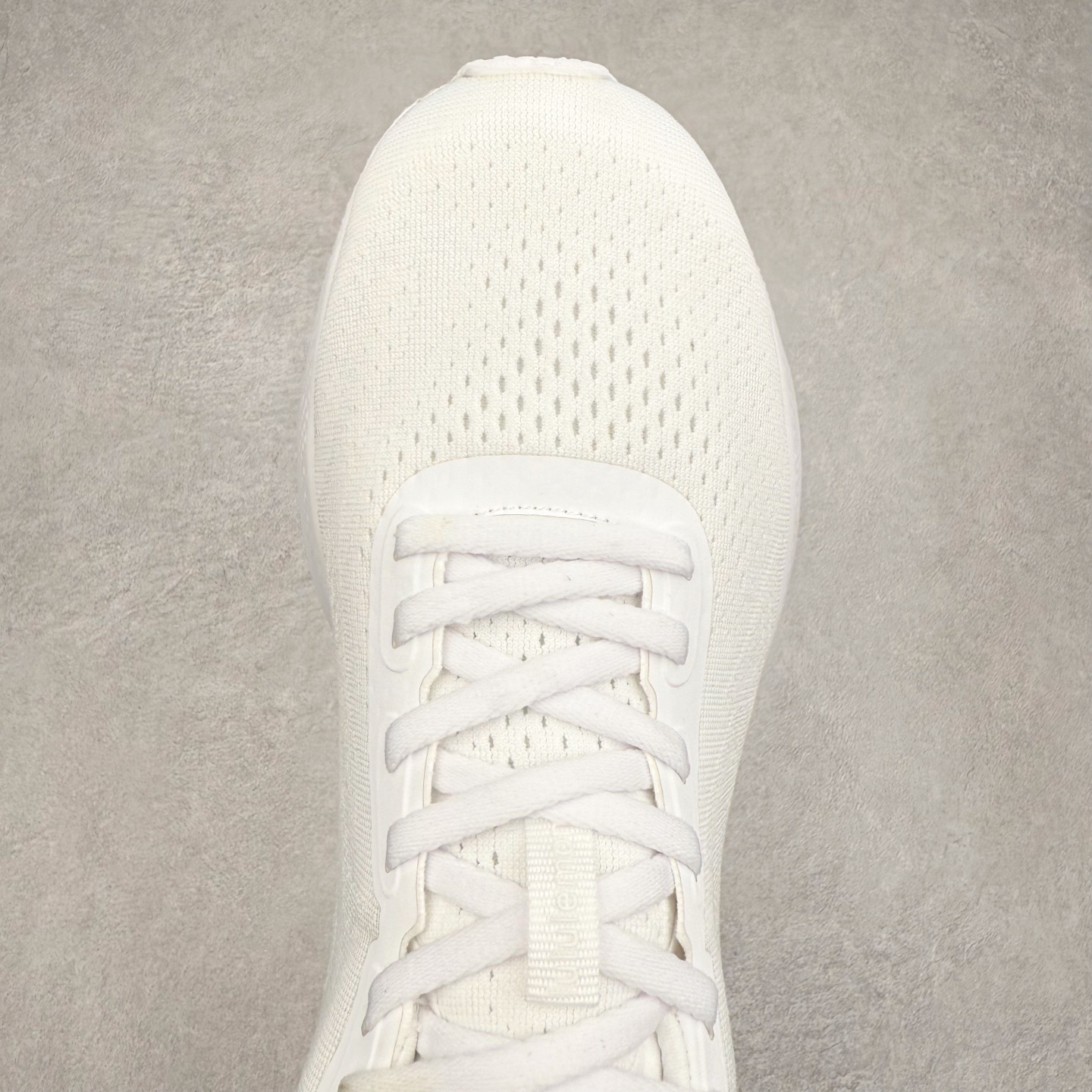 图片[4]-lululemon beyondfeel 露露乐檬舒适防滑耐磨低帮跑步鞋 Cityverse将运动性能融入经典休闲鞋中，中底提供出色缓震，并贴合足部曲线，带来全天候的舒适感。鞋面采用两种材质拼接，且前半部分采用热熔压胶处理，无任何缝线，保留了鞋身整体性。模制泡沫的鞋垫带来上乘的脚感，在平日休闲穿着时不会磨脚，也能提供轻质软弹的效果。25年来，lululemon一直秉持“感受为先”的设计理念，并相信更好的感受带来更好的表现。此次男鞋的设计亦是如此。投入多年研究，针对男性在不同运动场景中的脚步形态设计了不同鞋履款式。同时，还进行了生物力学与形态学研究，为“他”带来更好的贴合度和感受。尺码：36 36.5 37.5 38 38.5 39 40 40.5 41 42 42.5 43 44 45-选品中心